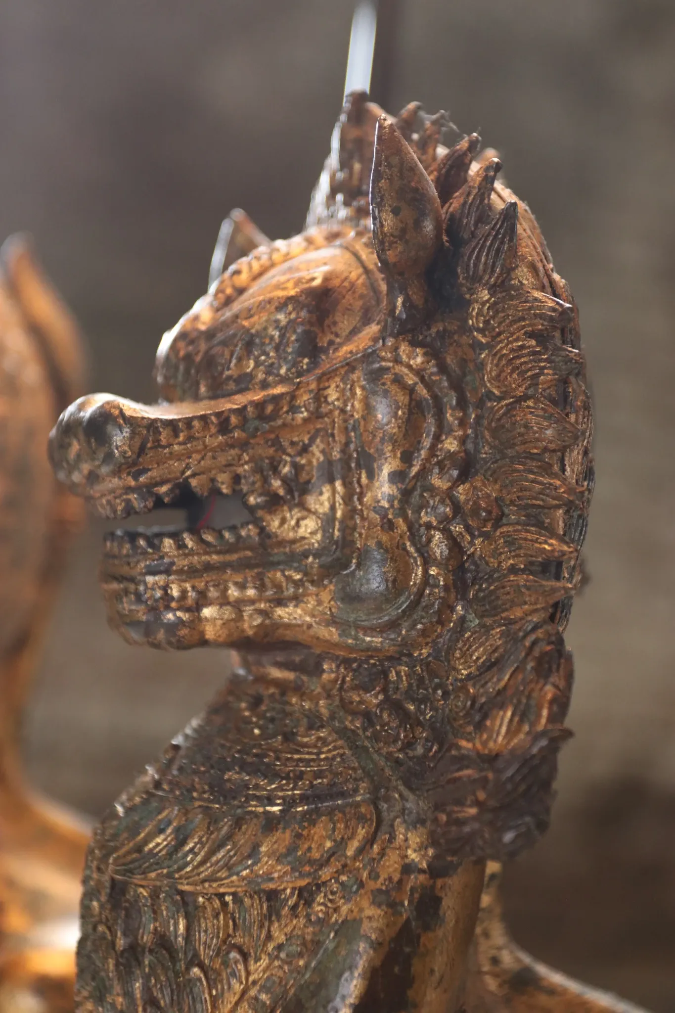 Pair of table lamps with gilt bronze Singha lions – Thailand, 1970s