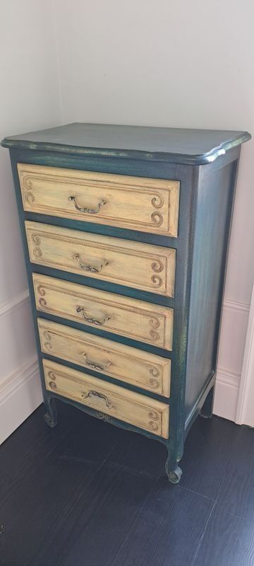 Chic 5-drawer chest in solid wood