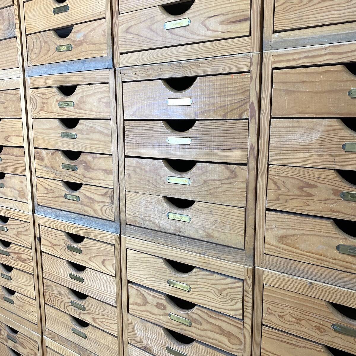 Wooden drawer cabinet