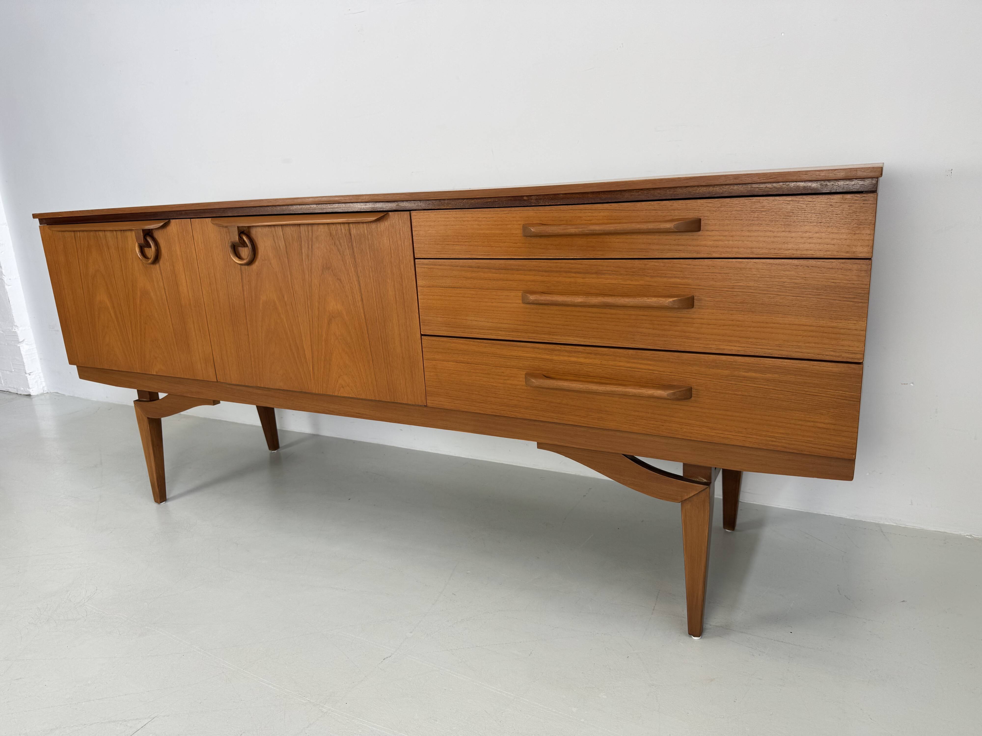 Buffet design unique des années 1960 produit en Angleterre.