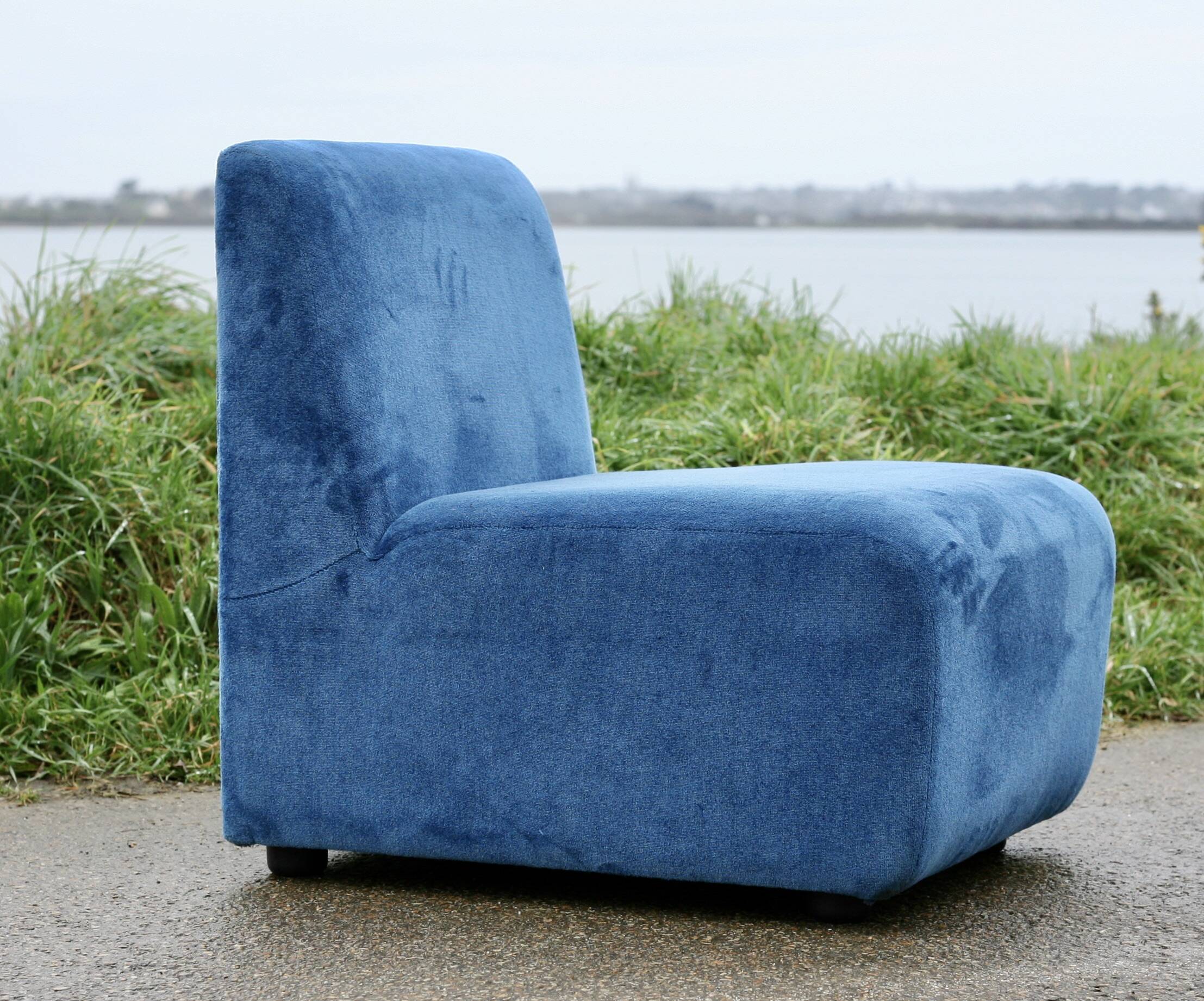 Canapé modulable composé de 5 chauffeuses en velours bleu, circa 1980