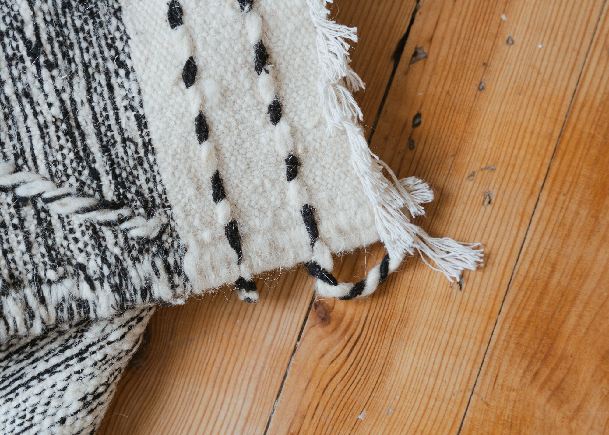 Berber carpet Zanafi - 100% black and white wool - 115 cm x 60 cm
