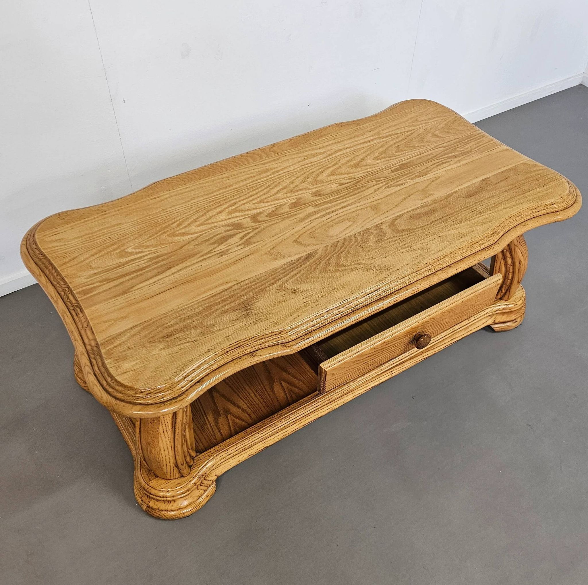 Table basse française en chêne massif des années 1970