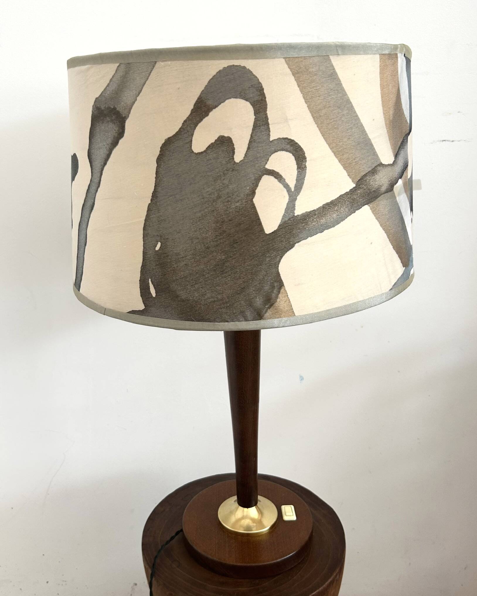 Lampe de table en bois et laiton, abat-jour imprimé, années 1970