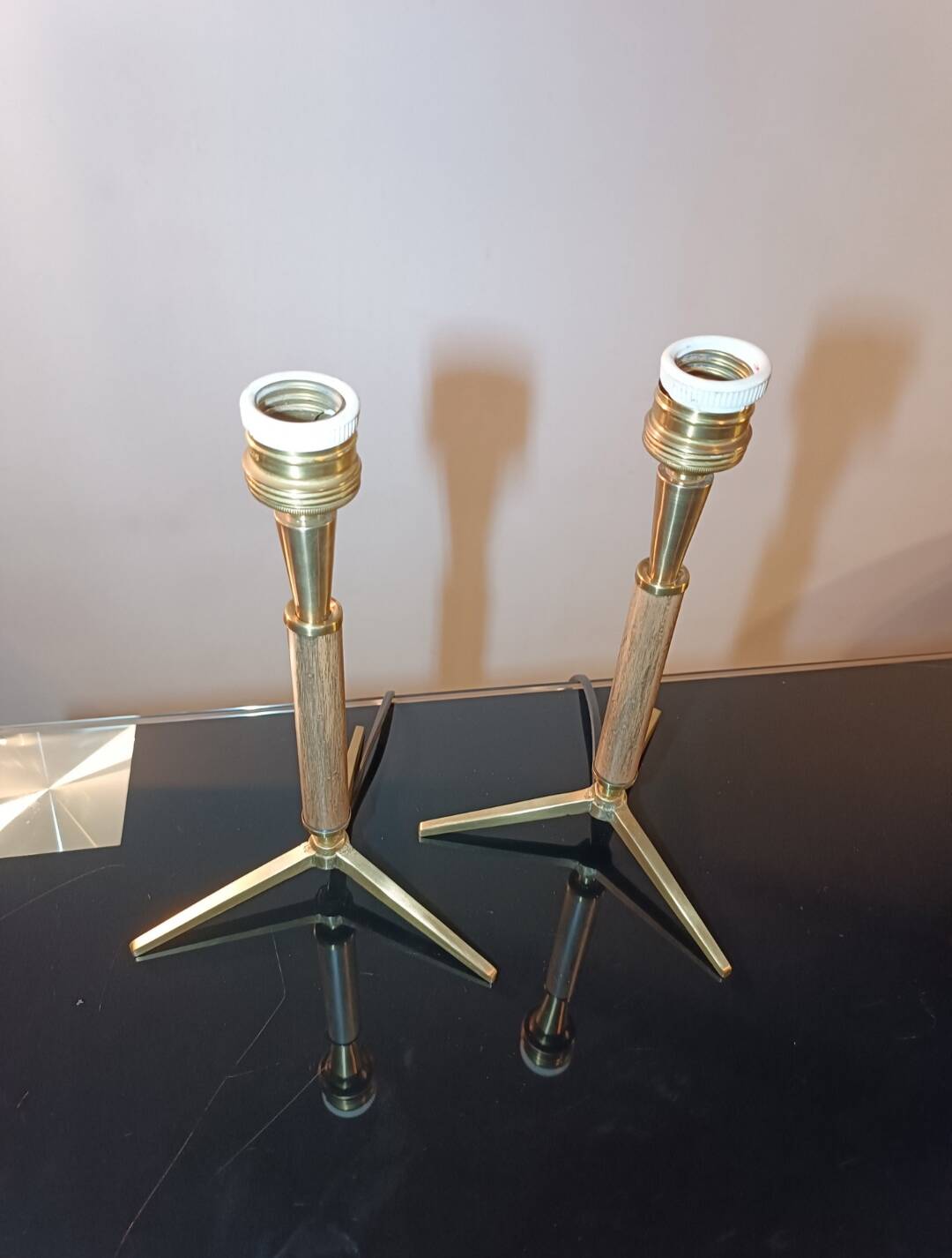 Paire de lampes en bois et laiton 1960s