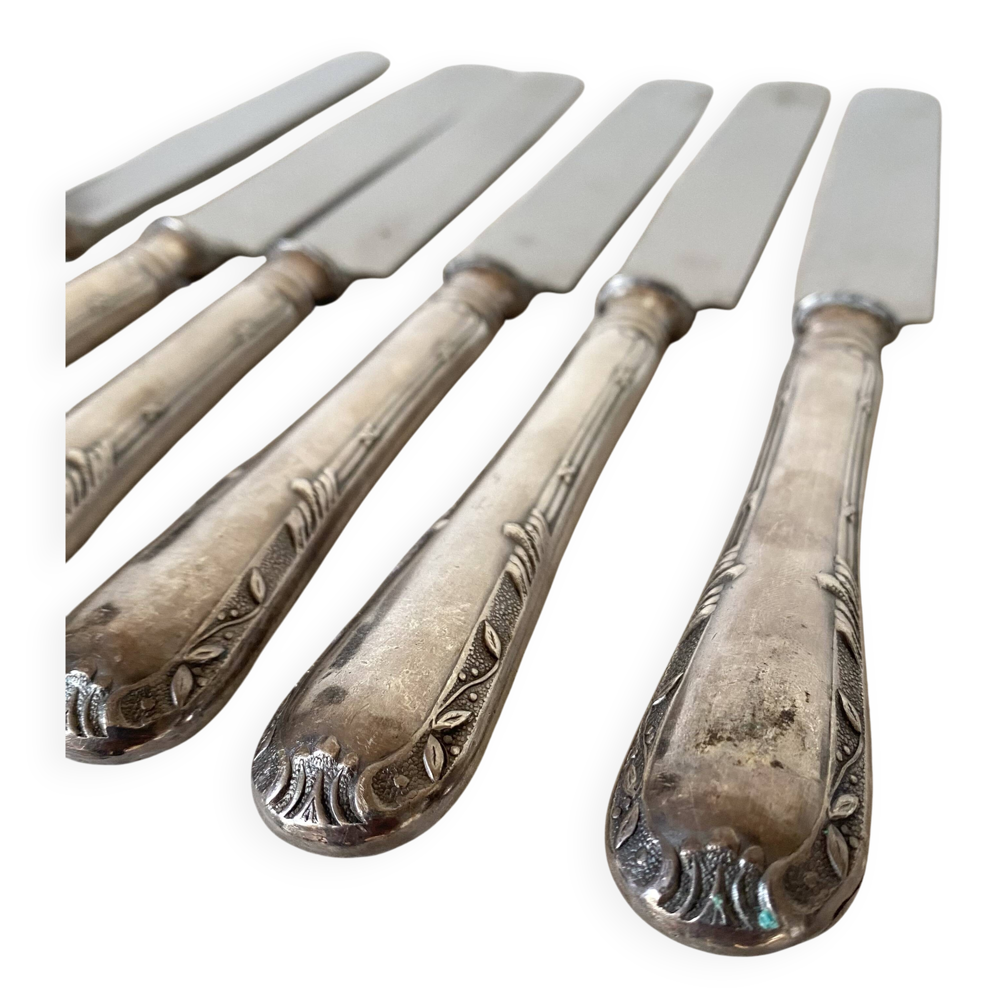 Silver round knives with stainless steel blades