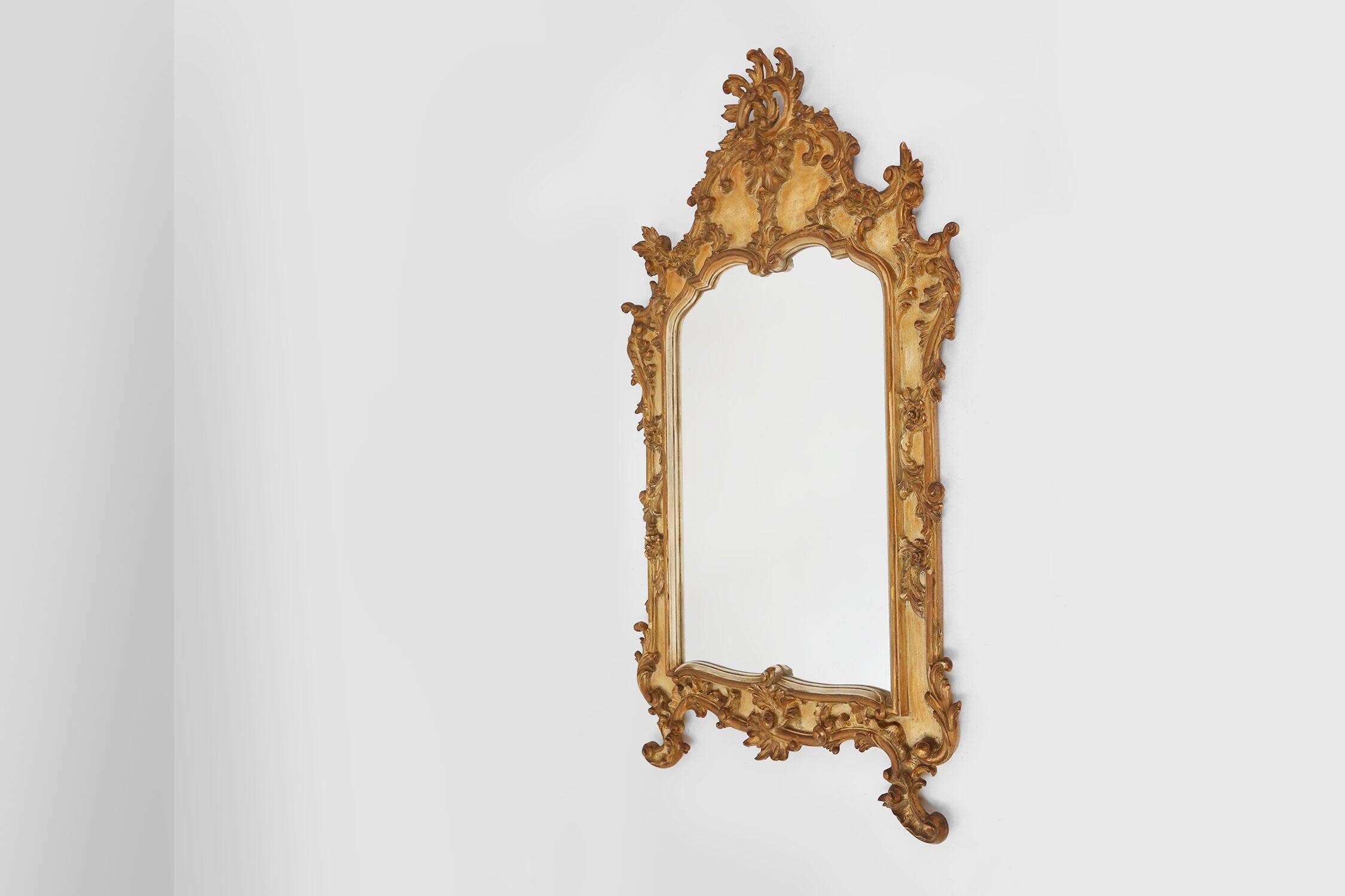Grand miroir rococo doré en résine, Belgique, années 1950.