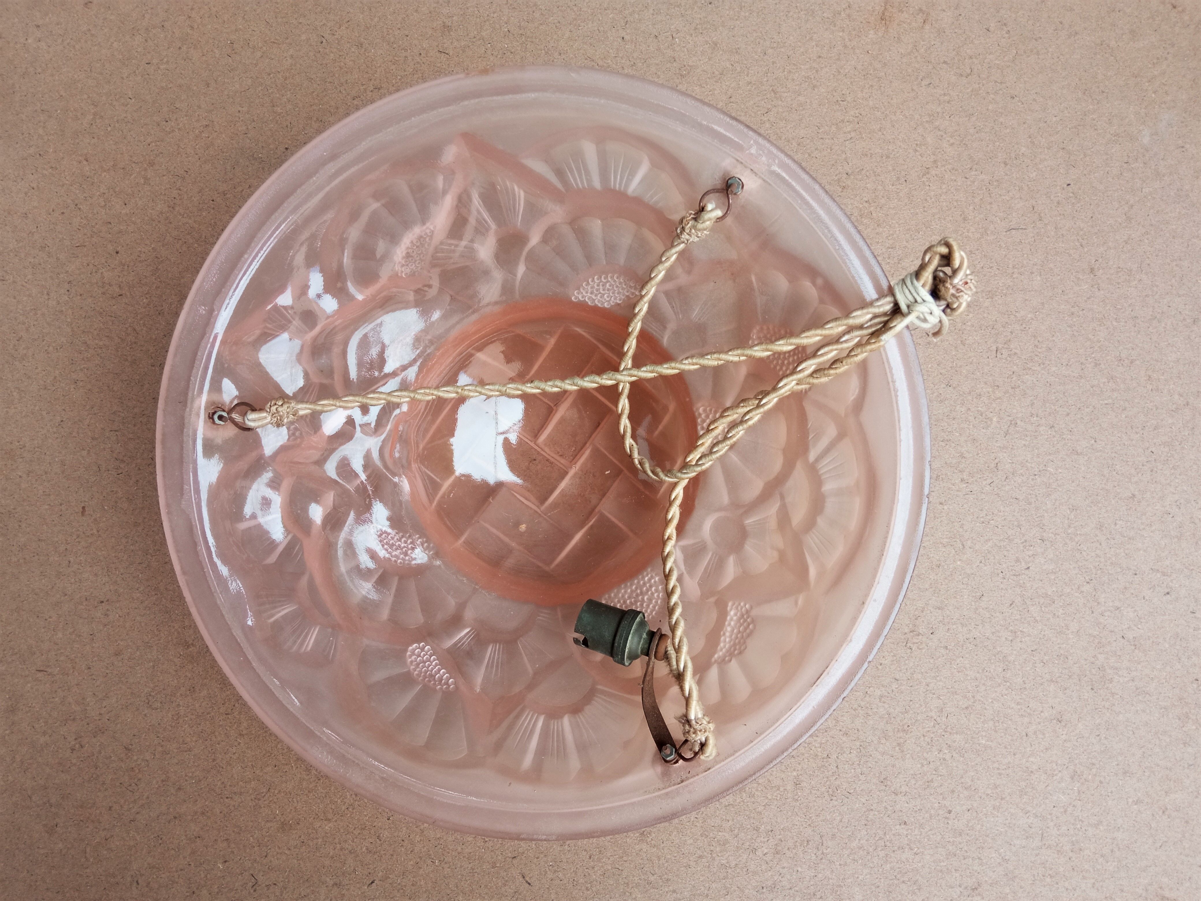 Ceiling light / Art Nouveau chandelier in pressed molded glass in working order - Degué