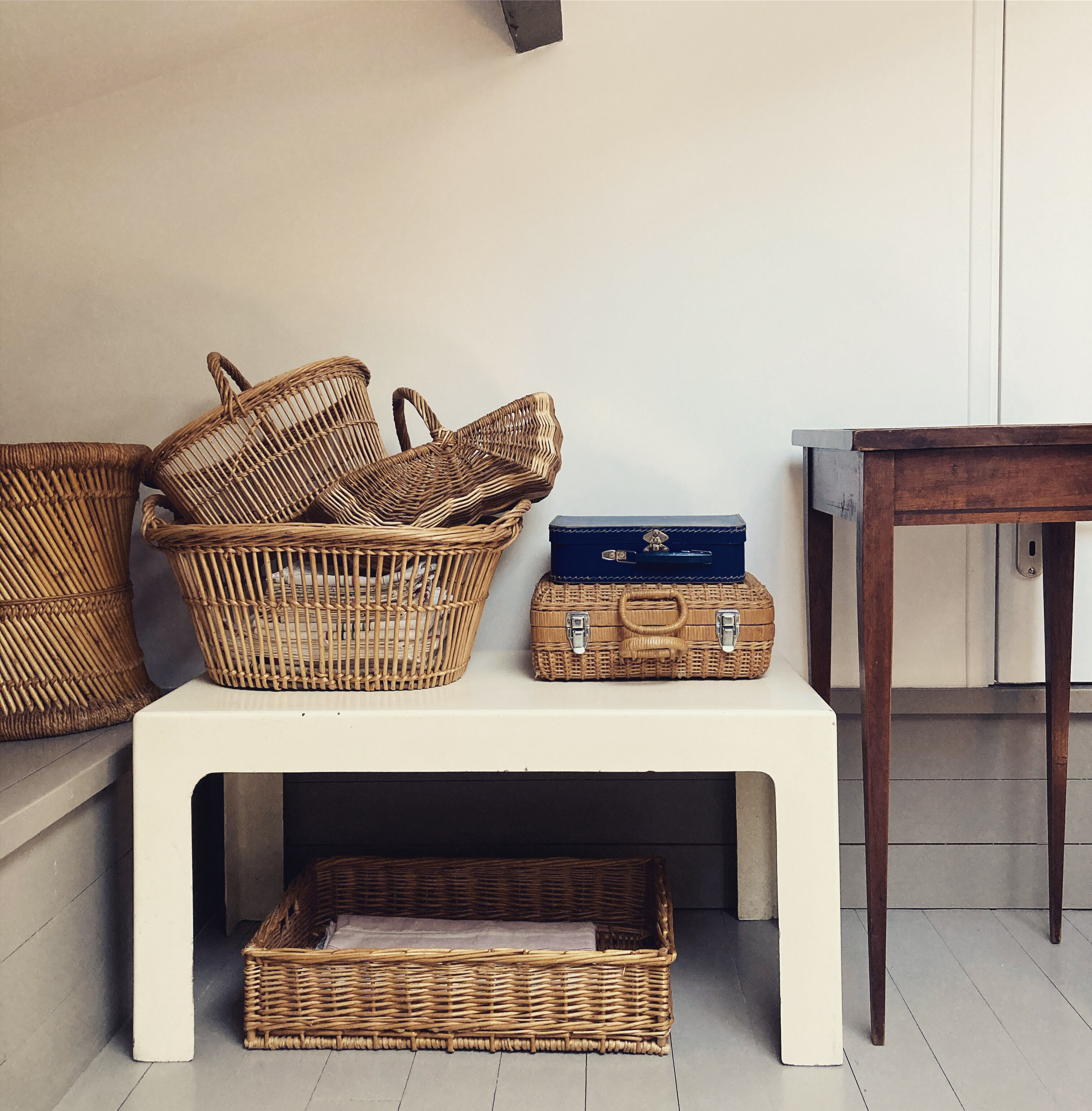 Table serves a pedestal