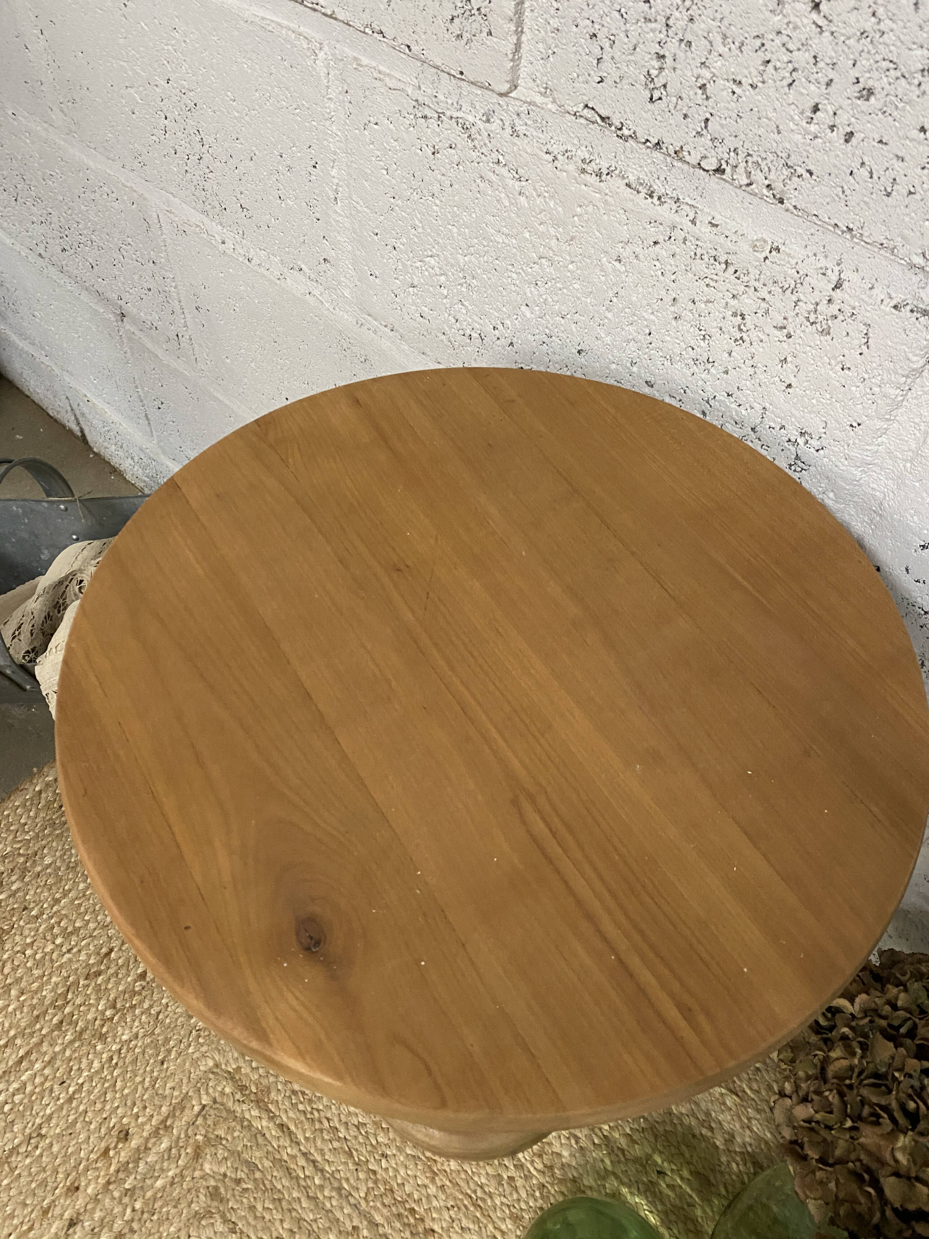 Guéridon - small round table in walnut