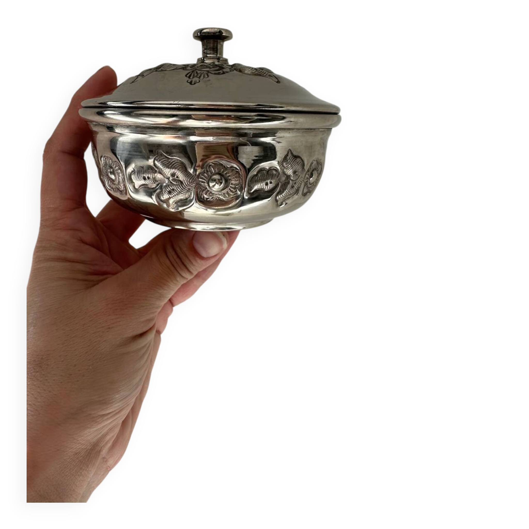 Boîte ancienne en métal argenté avec décor floral