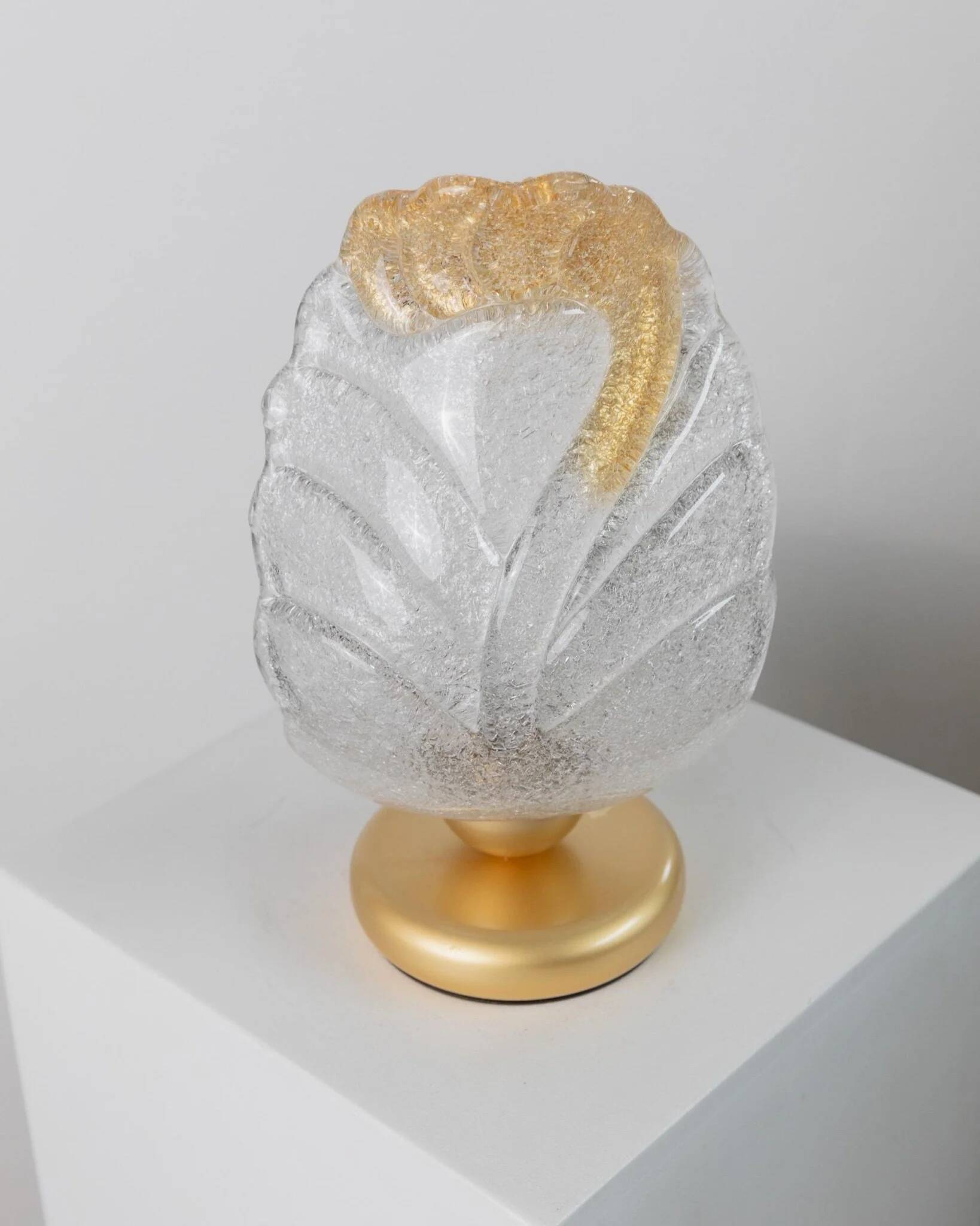 Vintage Murano glass table lamp – leaf-shaped glass with a gold metal base – Italy 1980s