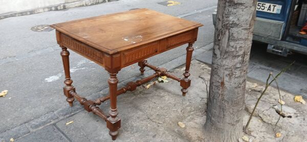 Bureau plat ancien en bois à deux tiroirs