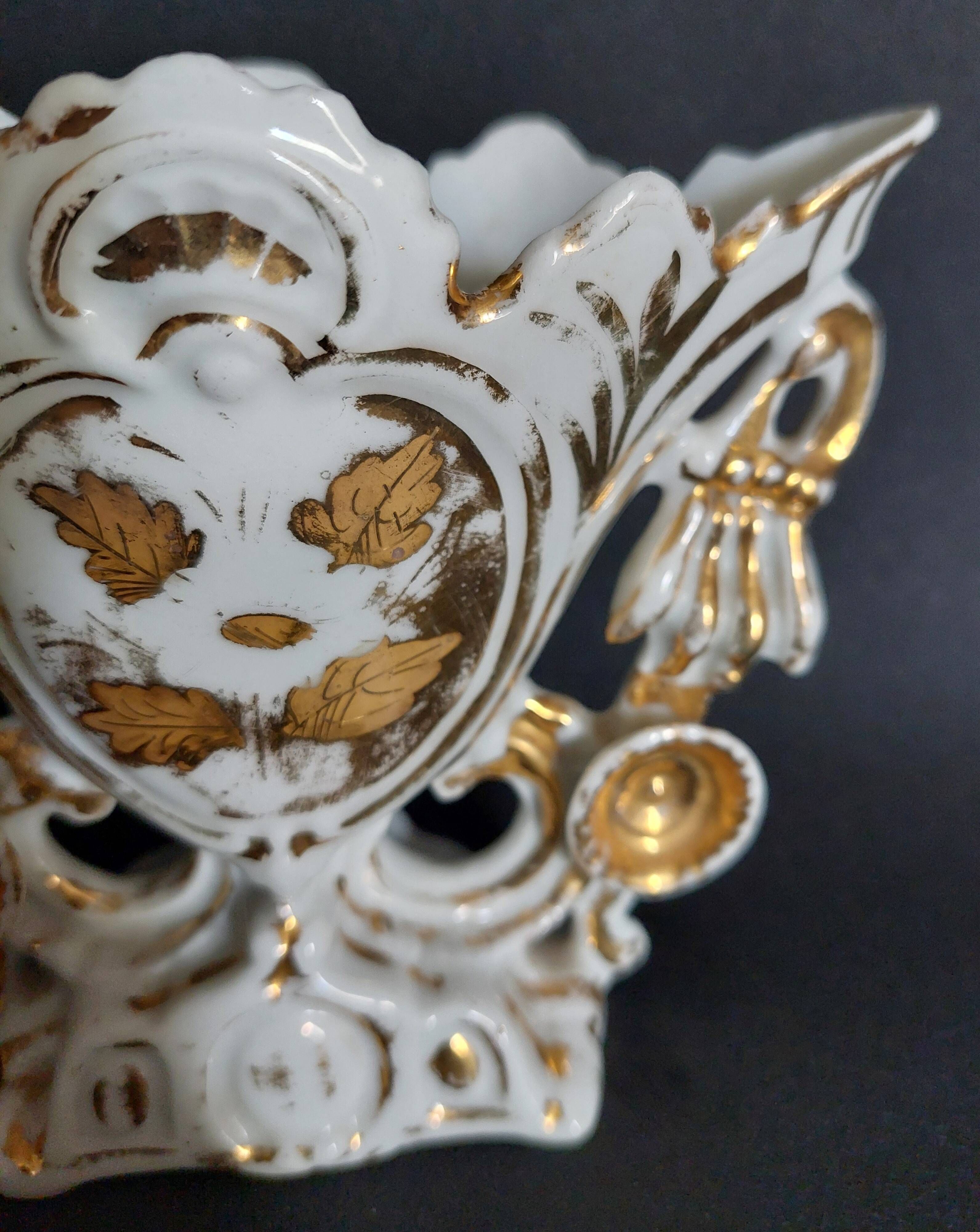 White and gold Paris porcelain bridal vase, late 19th century