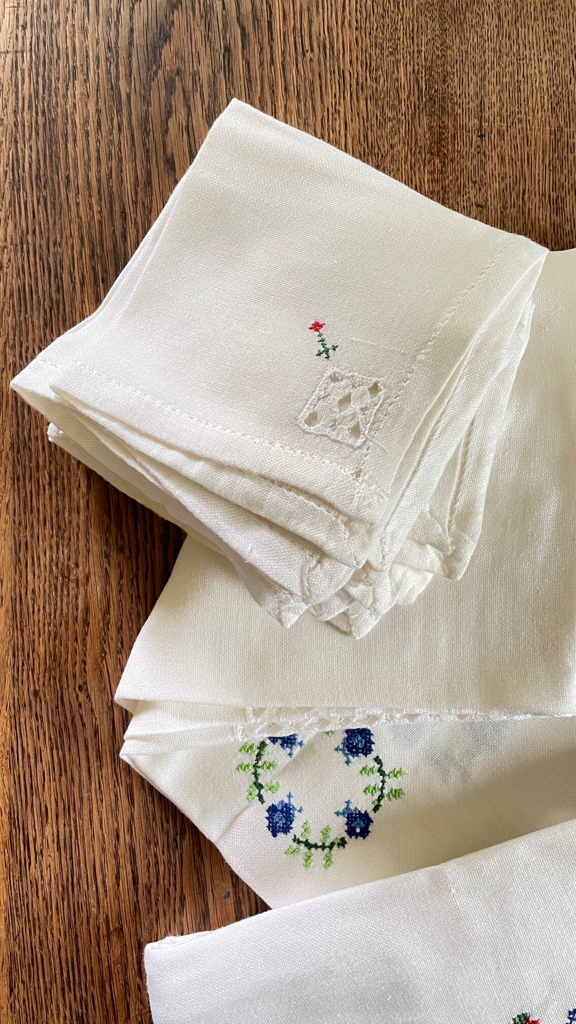 Embroidered tablecloth + 12 vintage napkins