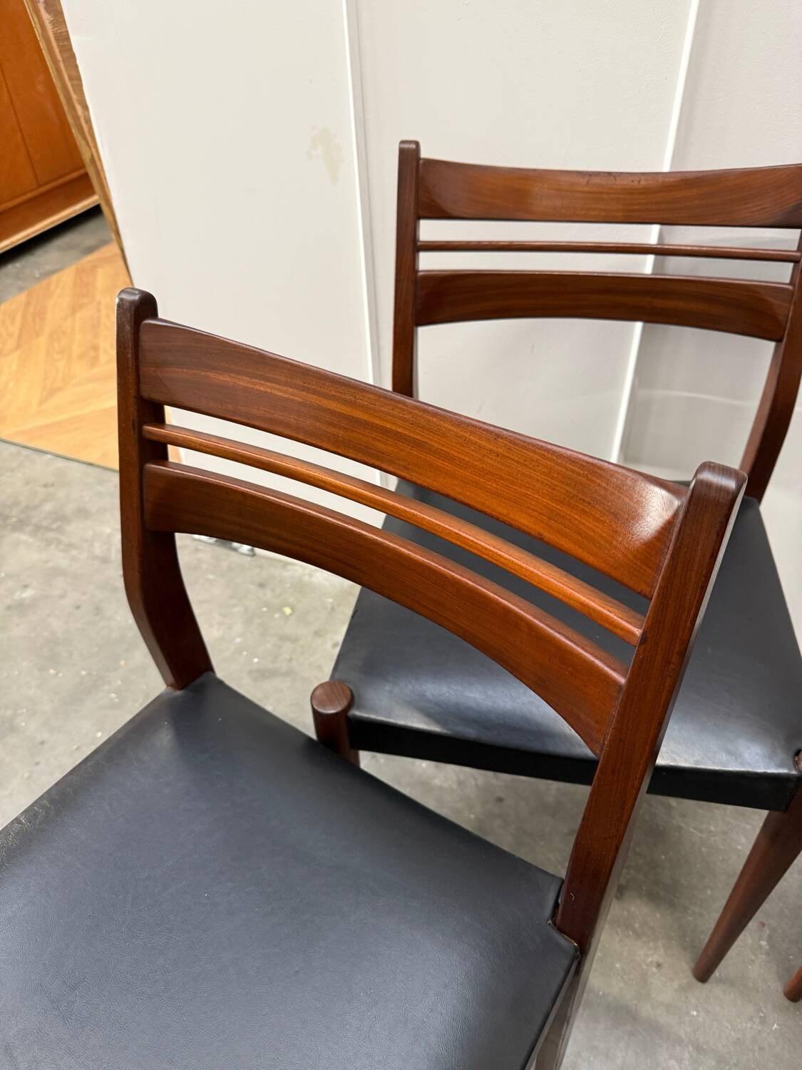 4 chaises scandinaves