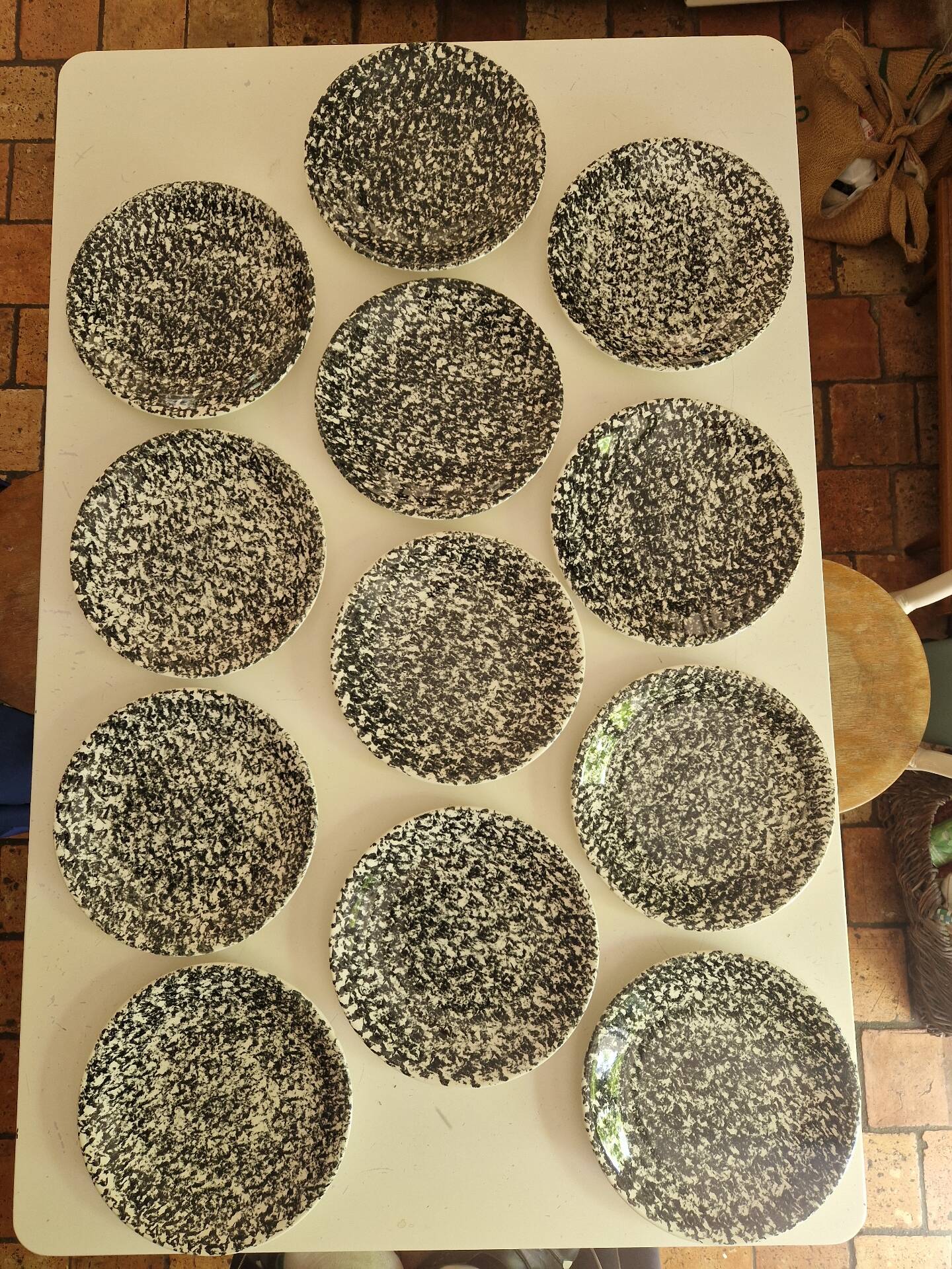 12 assiettes plates moucheté noir manufacture Chantilly France