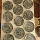 12 assiettes plates moucheté noir manufacture Chantilly France