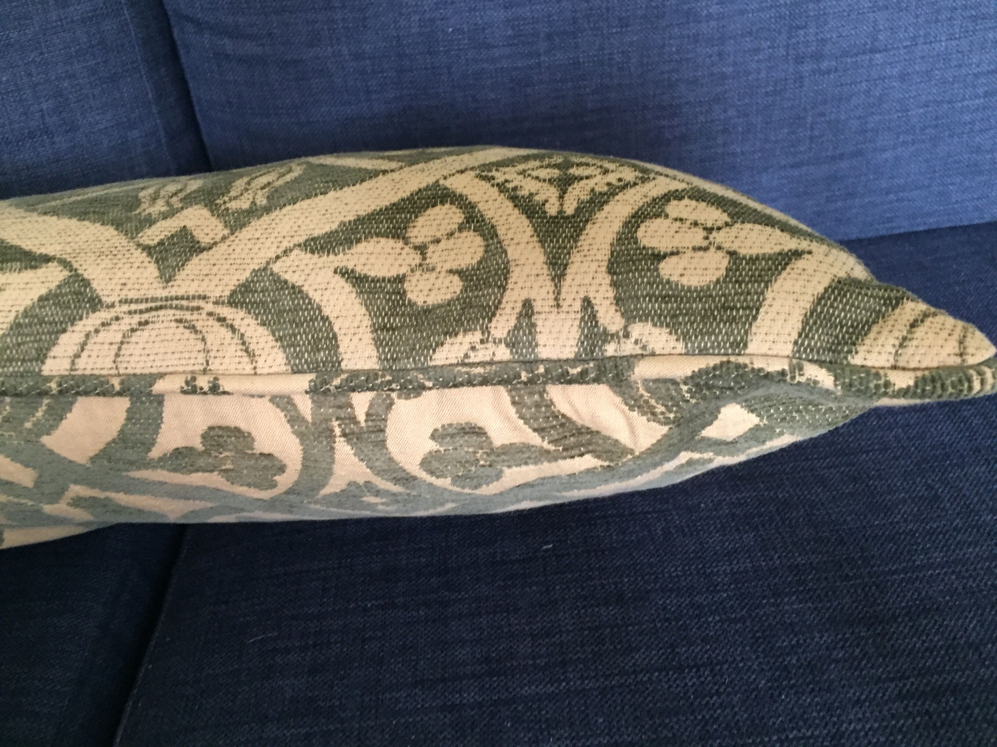 Decorative pillow case in velvet with ottoman turkish 16th century motifs