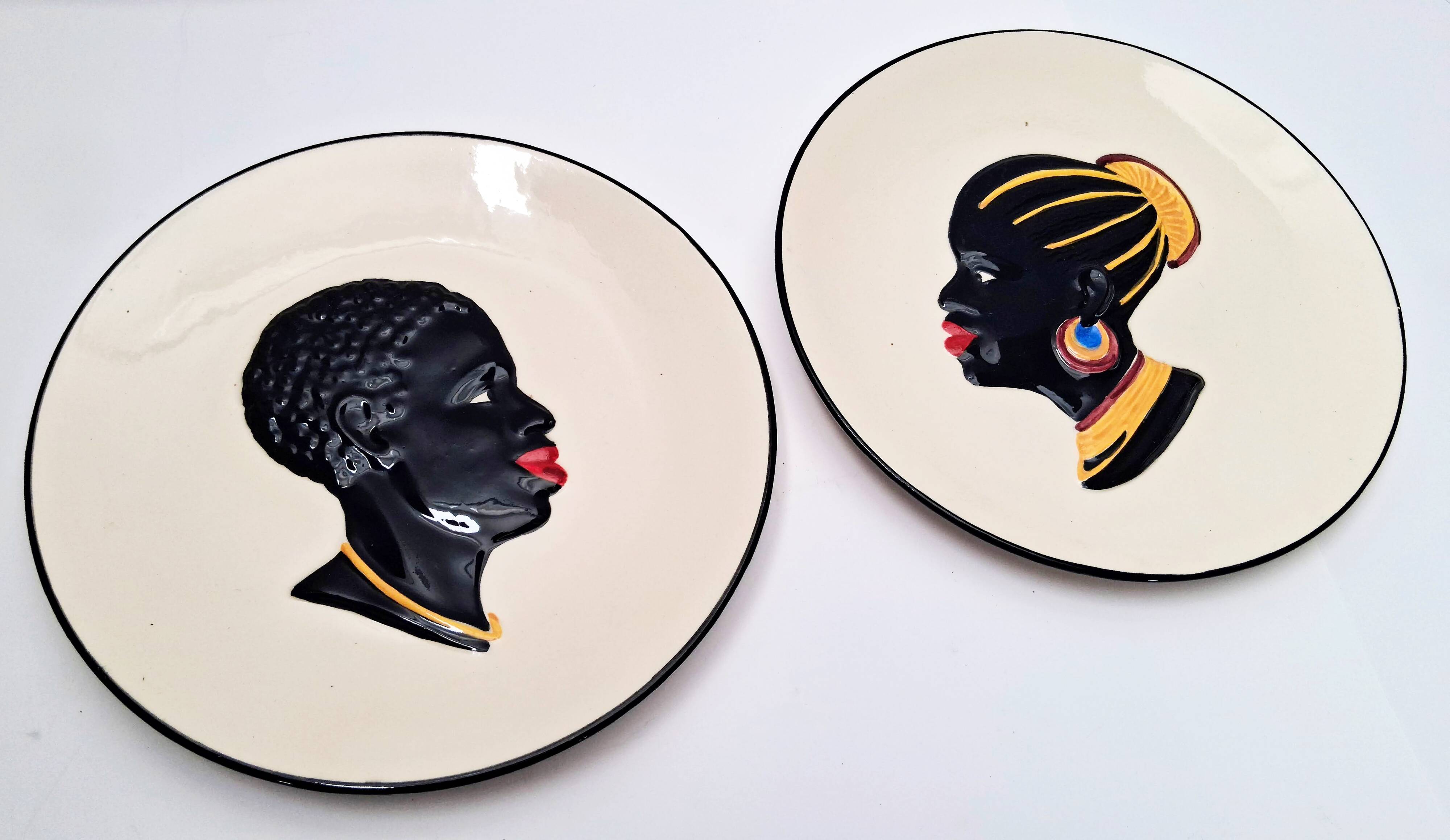 2 assiettes murales en faïence profils africains, 1960
