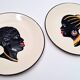 2 assiettes murales en faïence profils africains, 1960