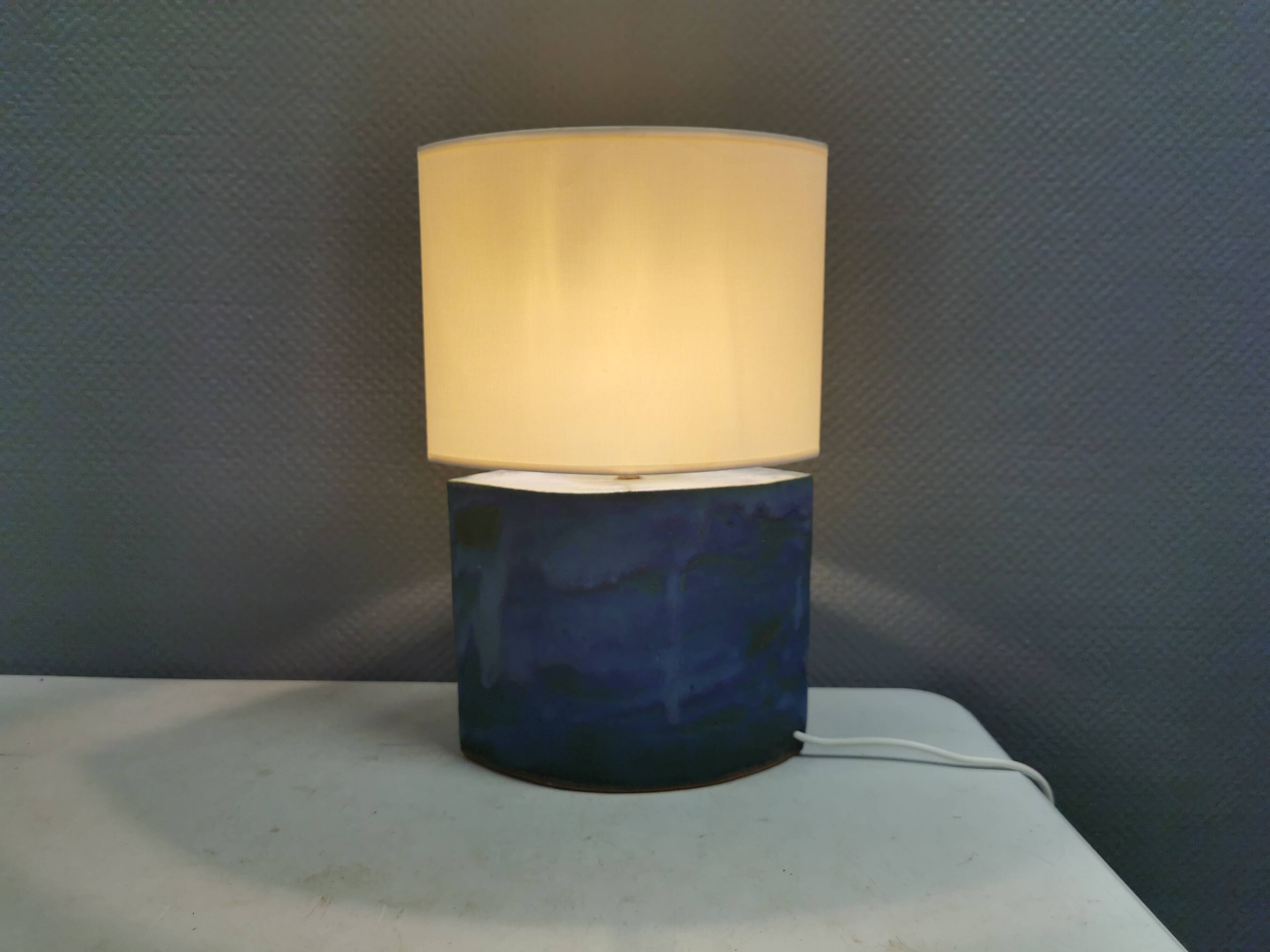 Sculptural table lamp in blue glaze with an abstract expression.