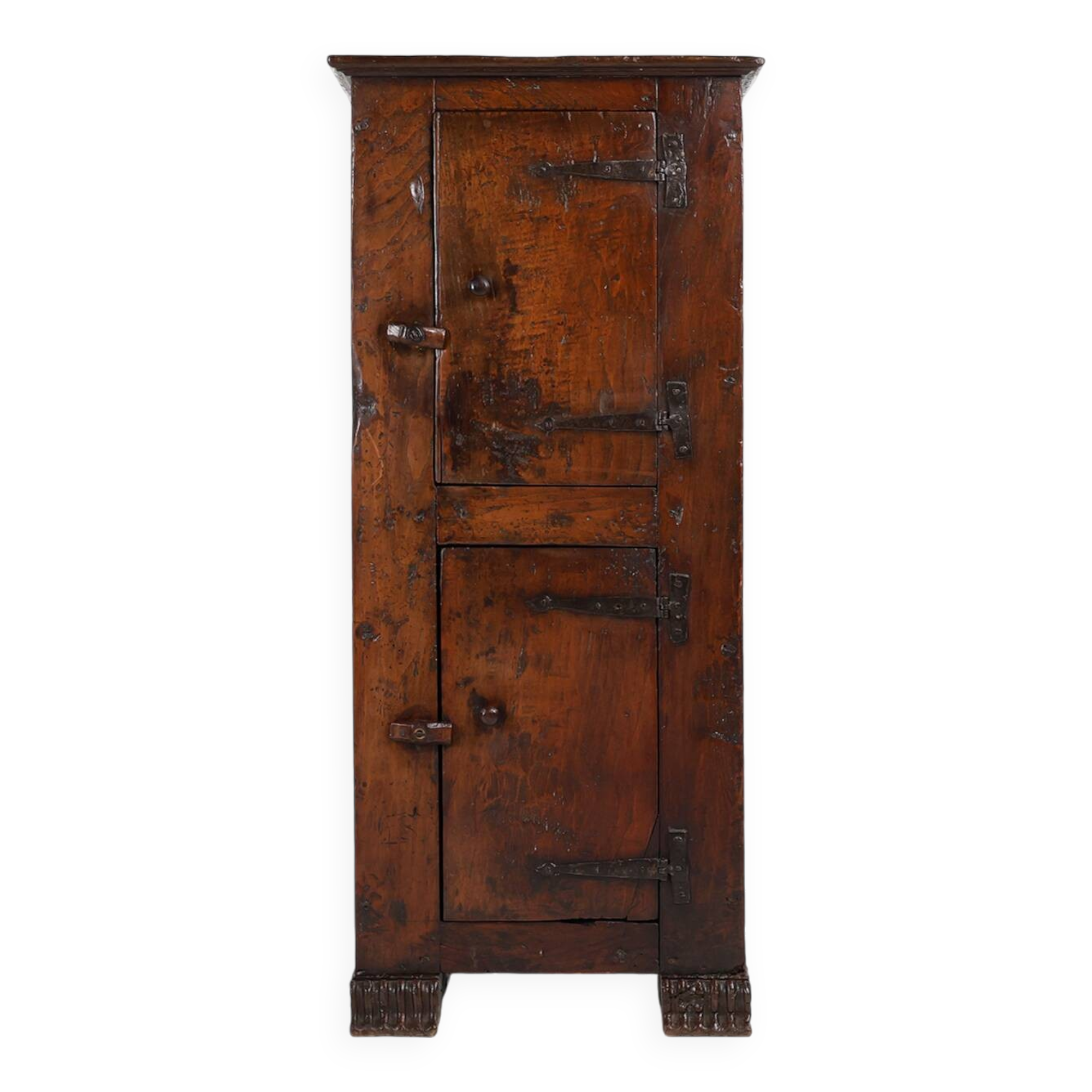 Rare French 16th century oak cabinet with beautiful patina