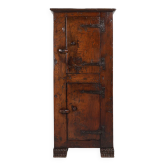 Rare armoire française en chêne du XVIe siècle avec une belle patine