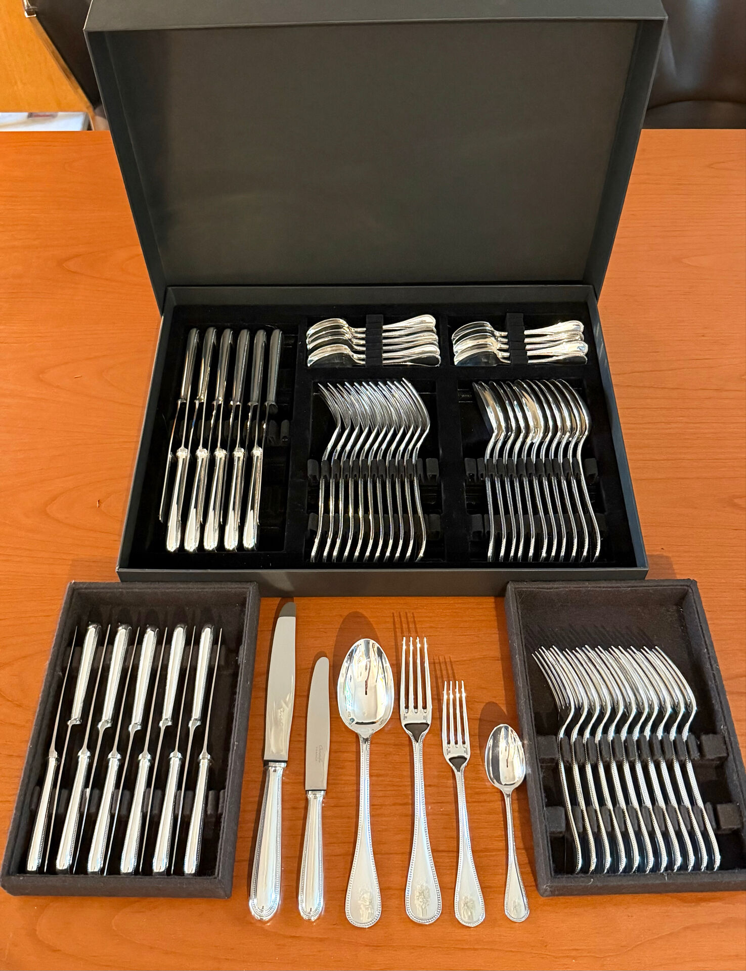 Christofle Perles, 72-piece cutlery set in silver-plated metal, excellent condition.