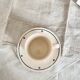 Grande tasse et sous tasse ancienne peinte à la main - Style romantique porcelaine beige et bleu