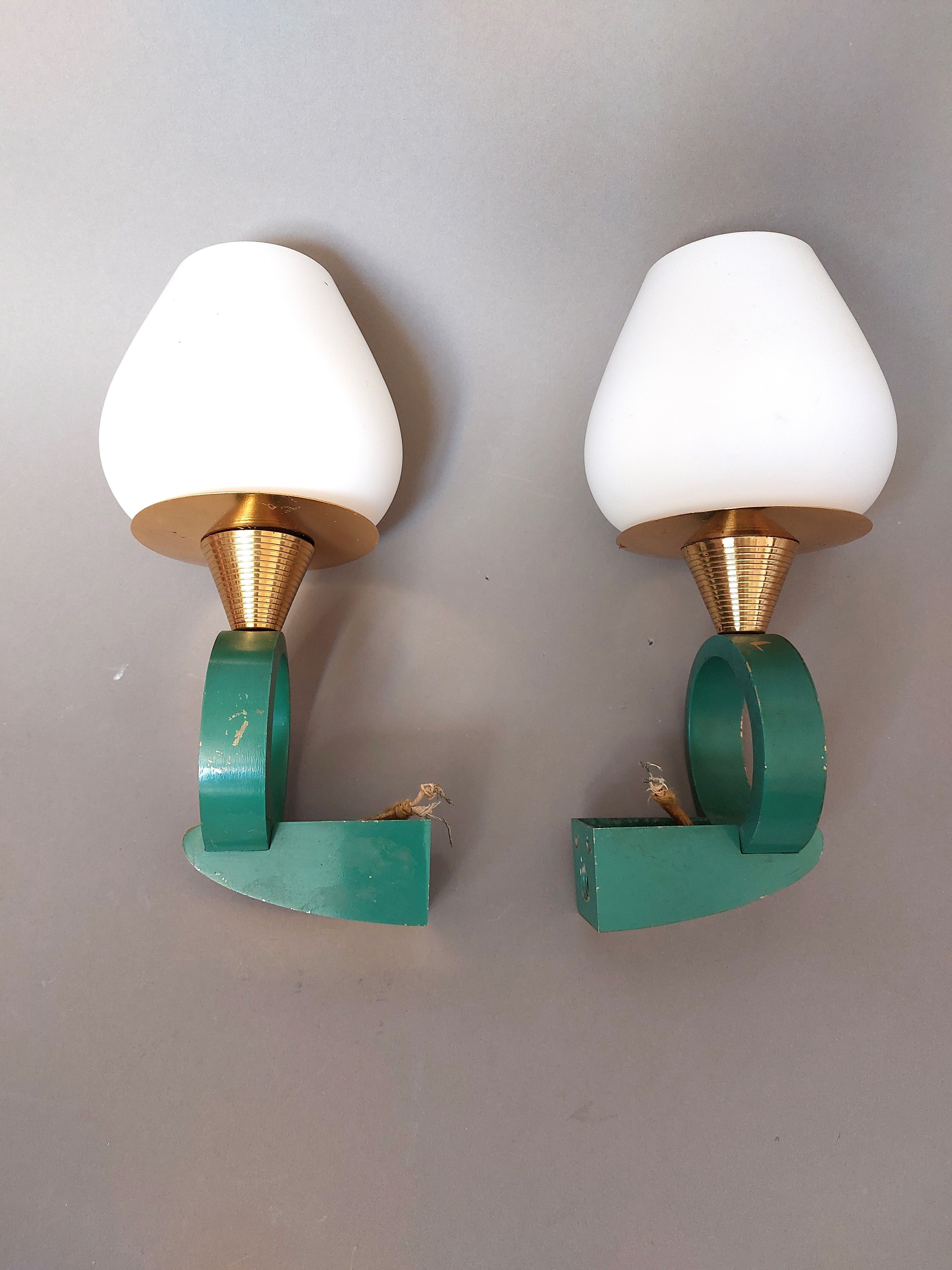 Pair of sconces in gilded brass and Art Deco lacquered