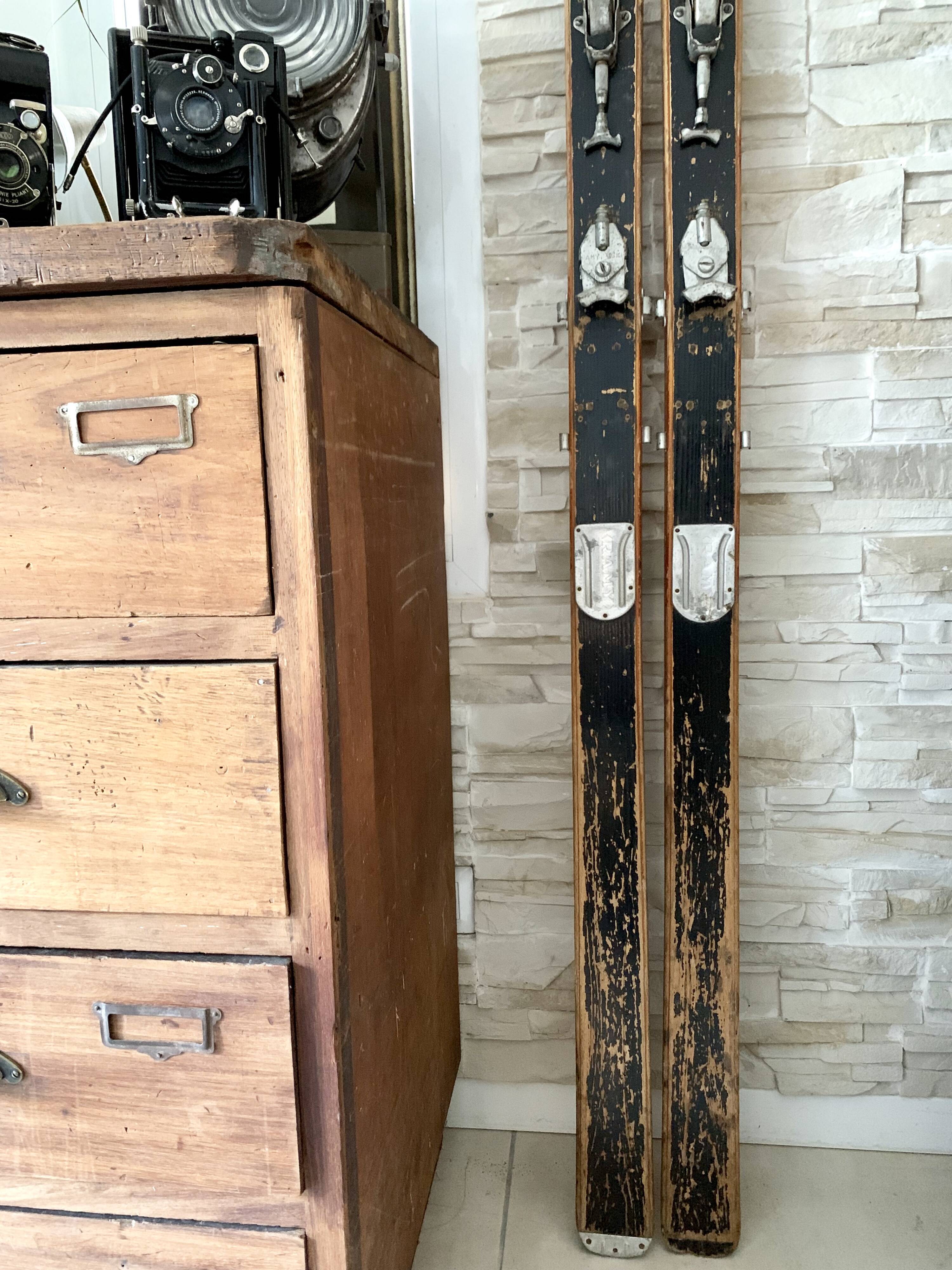 Paire de ski vintage en bois