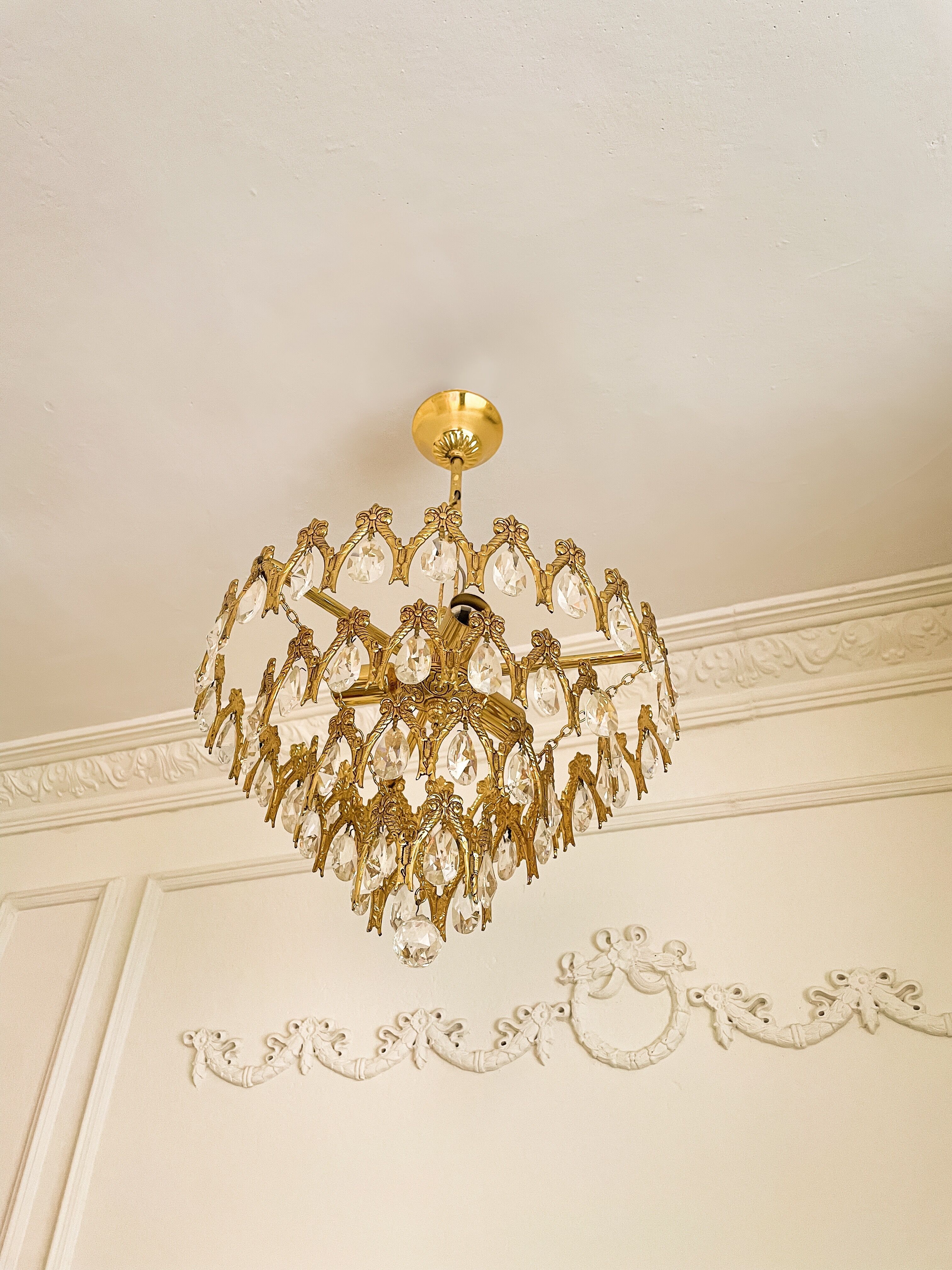 Vintage chandelier in gilded brass with crystal pendants.