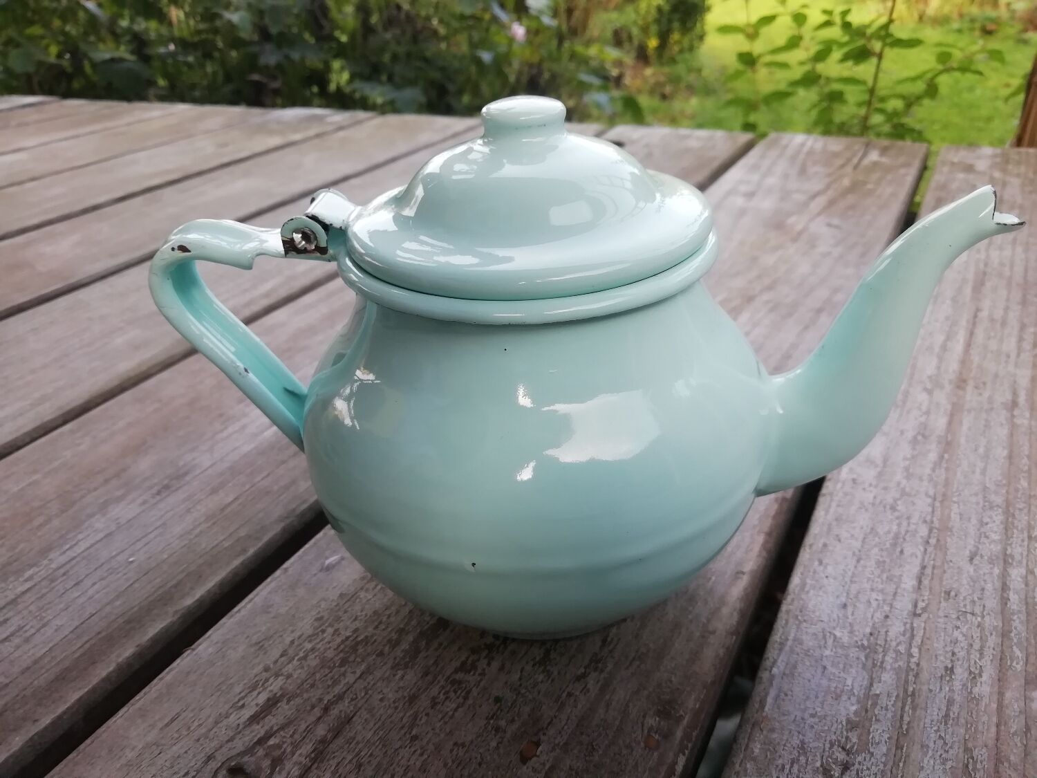 Enamelled sheet metal teapot