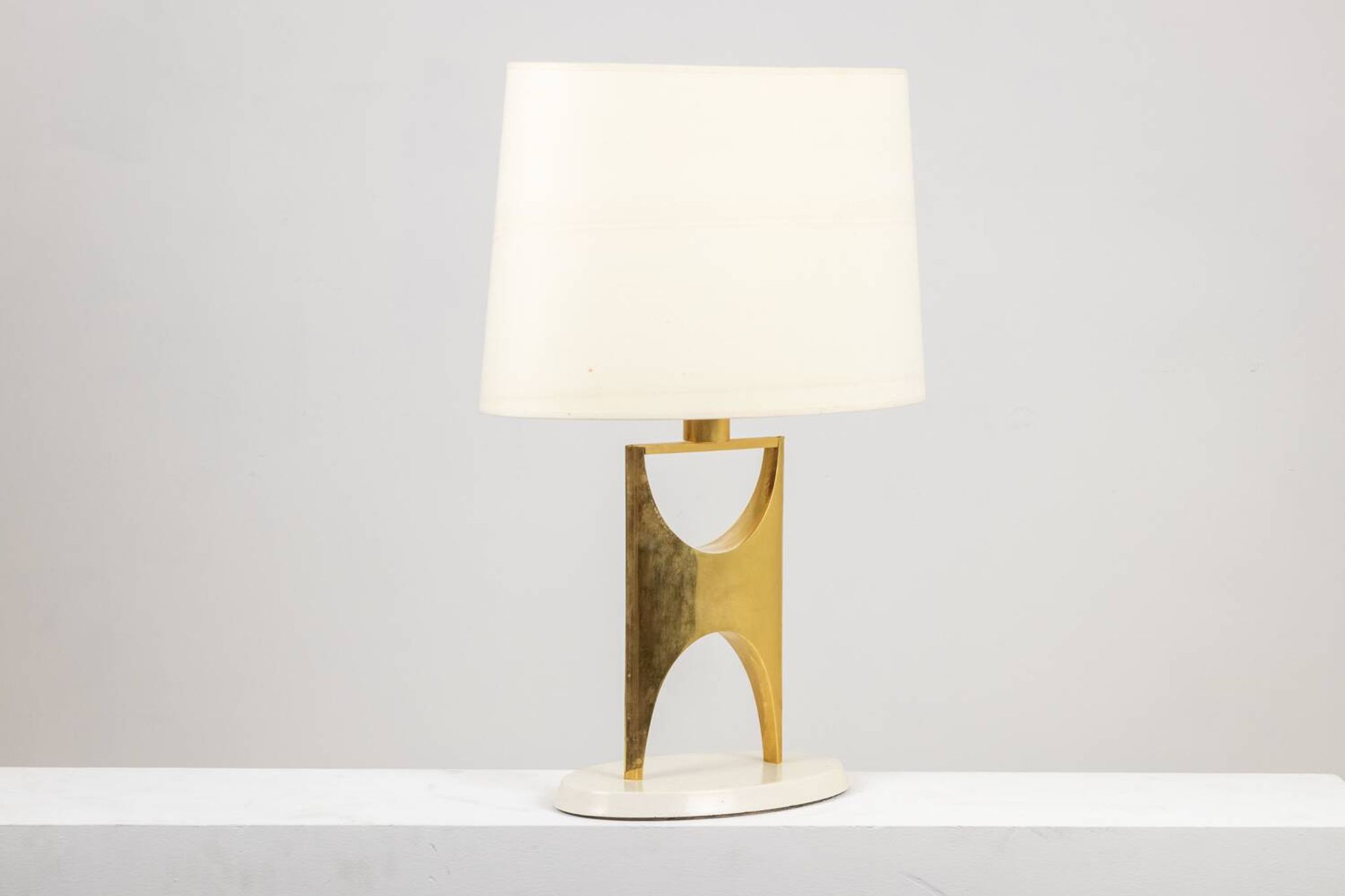 Lampe en bronze doré de forme H. 20e siècle.