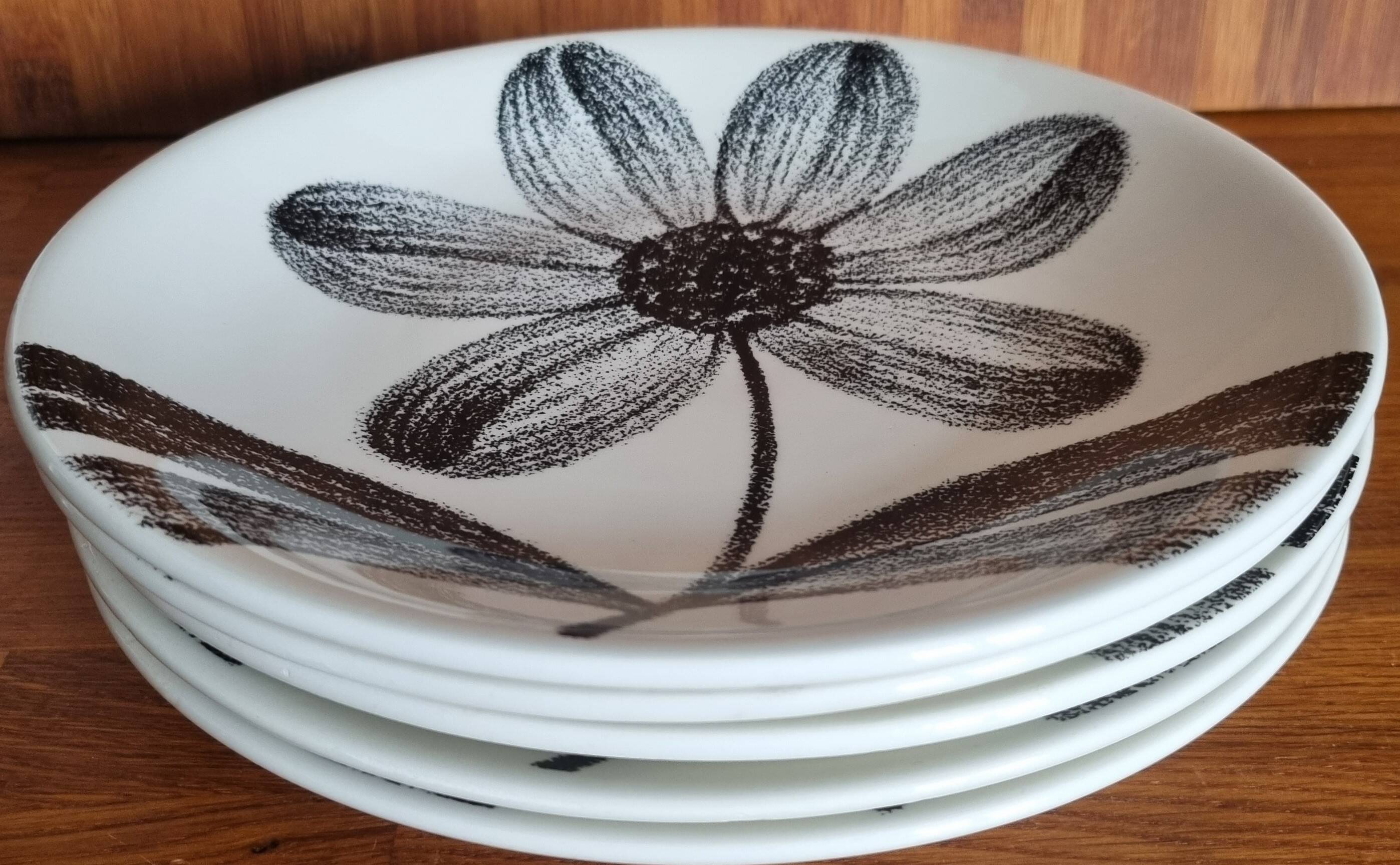 Set of 5 flat faience plates from gien black flower pattern 70s