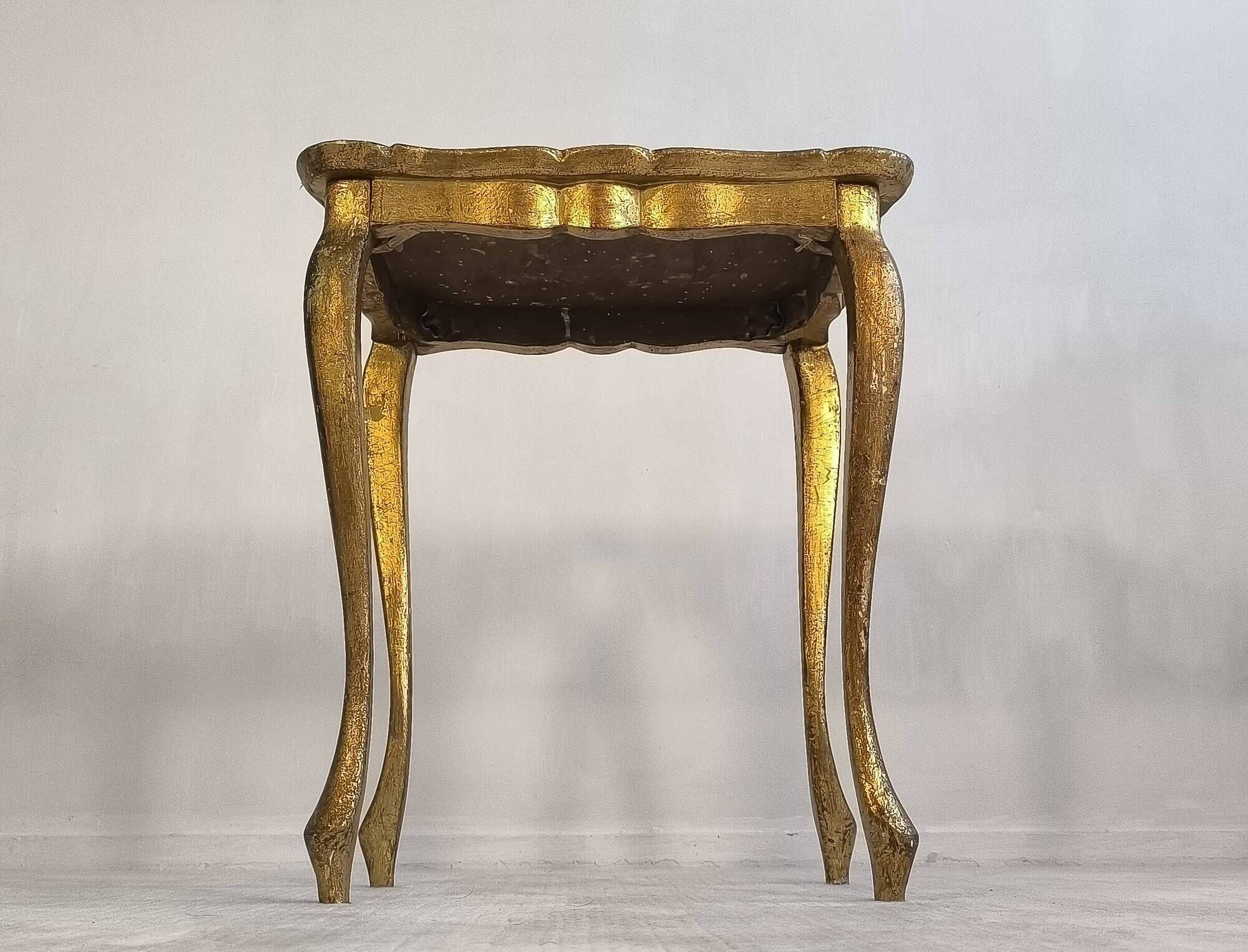 Elegant Florentine side table – Painted decor & superb antique patina