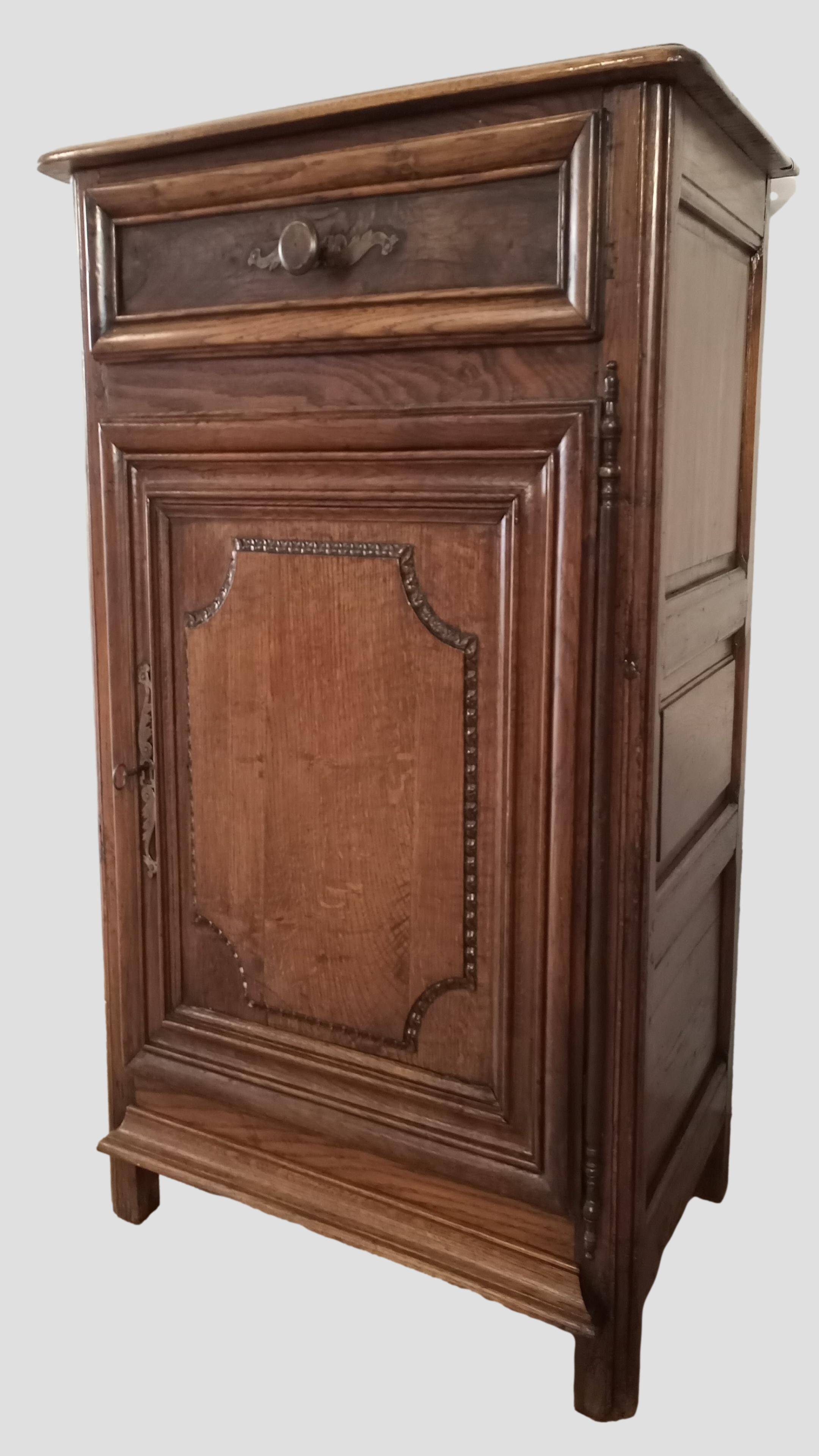 Buffet bas vintage 1700 en bois de chêne. Commode rustique en bois