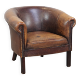 Fauteuil club en cuir de mouton avec finition clous décoratifs