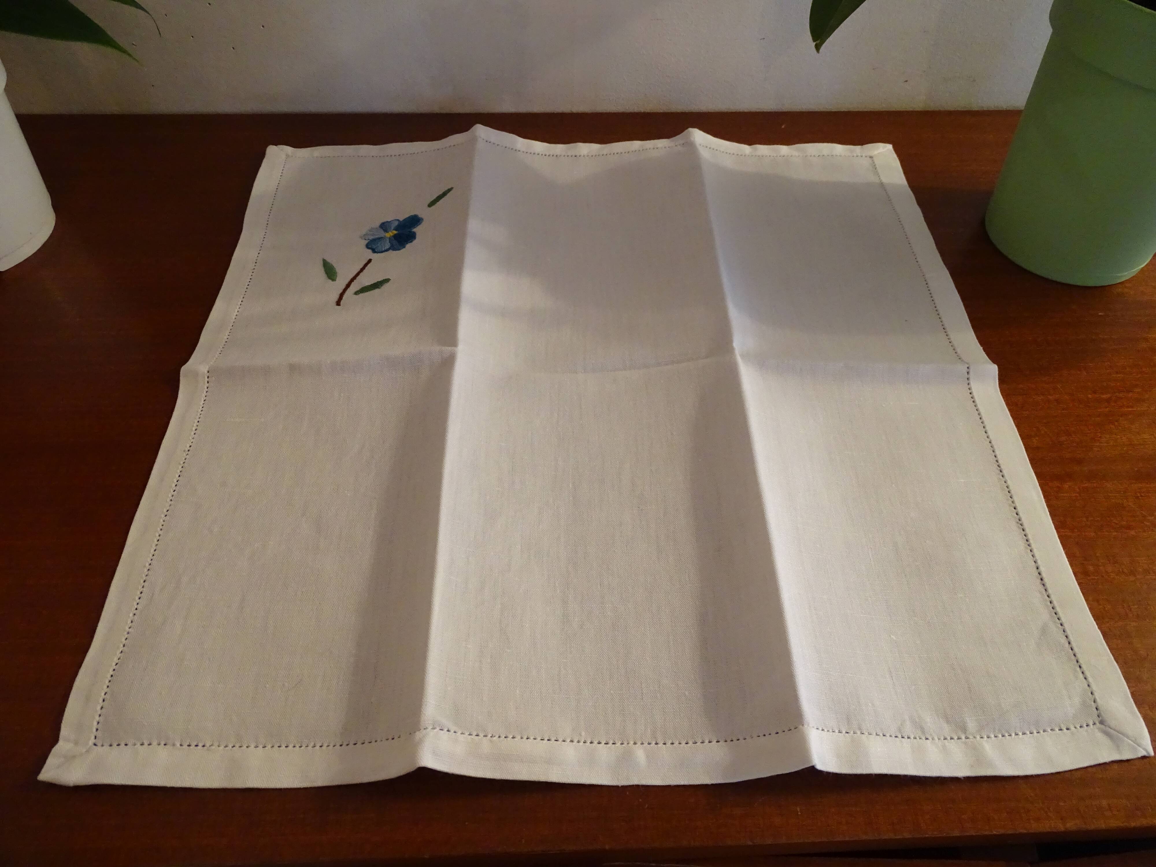 8 napkins embroidered flowers cotton mixed race 40 x 38