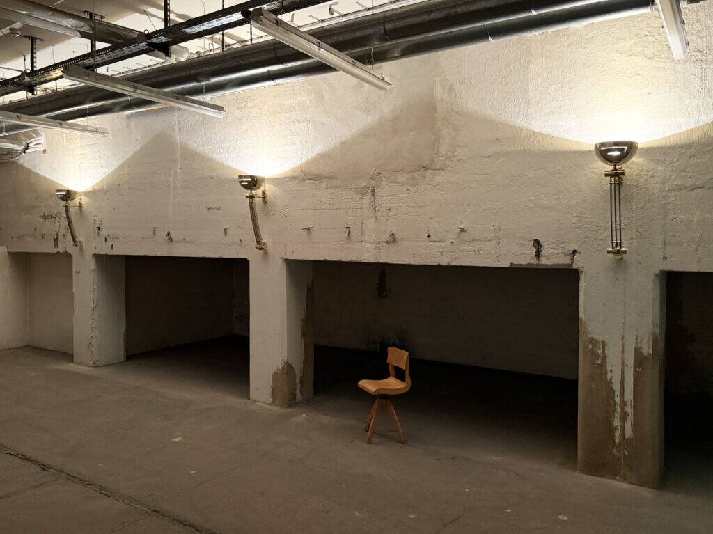 Ensemble de 3 grands appliques murales, lumières de hall, sur mesure, en laiton, partiellement chromé, style Art Déco, France, années 1950.