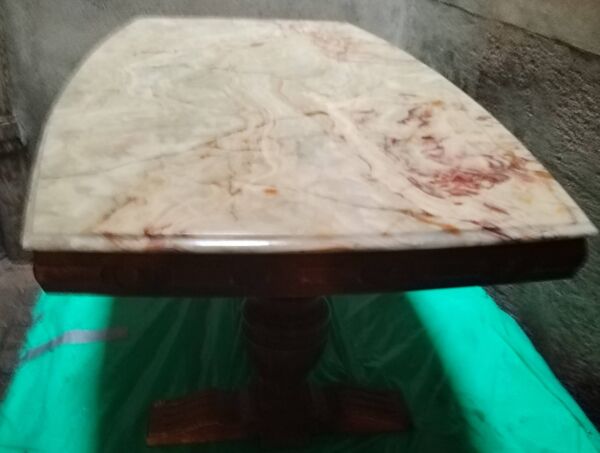 Grande table basse en marbre crème, piètement en bois de merisier massif