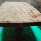 Grande table basse en marbre crème, piètement en bois de merisier massif