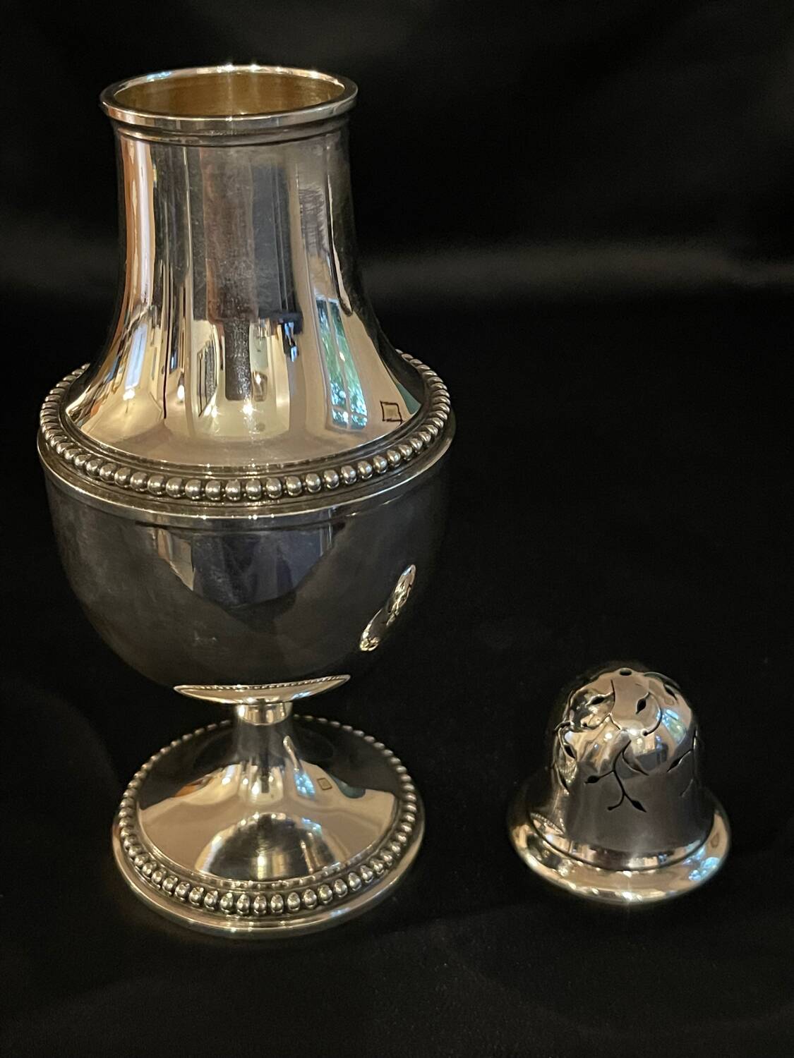 Solid silver sprinkler, neck brace hallmark, very good condition