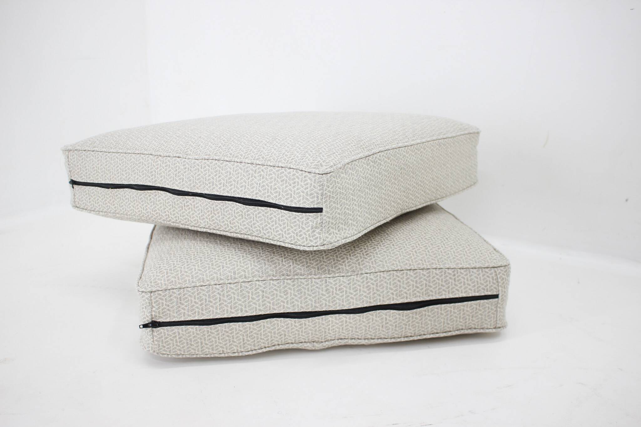 Canapé italien à deux places nouvellement rembourré des années 1940