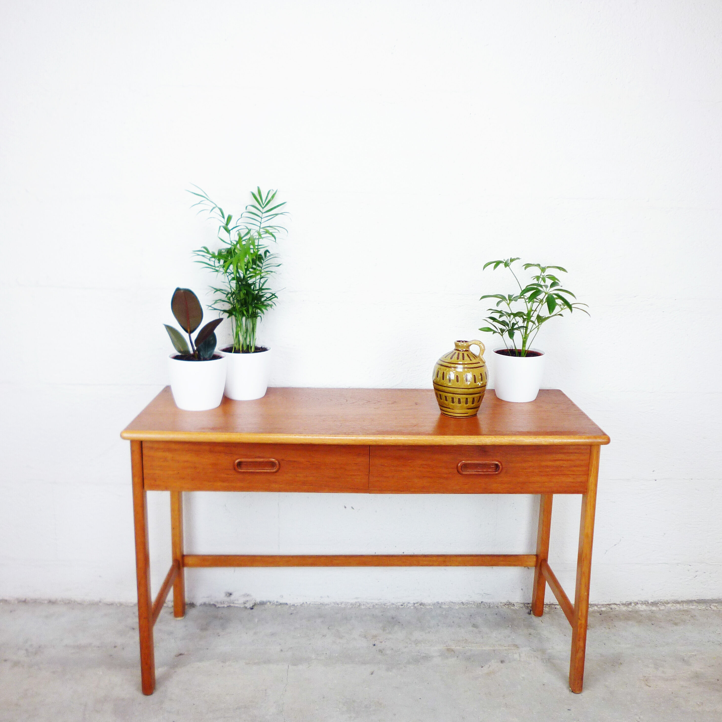 Jug vase in sandstone with Cove