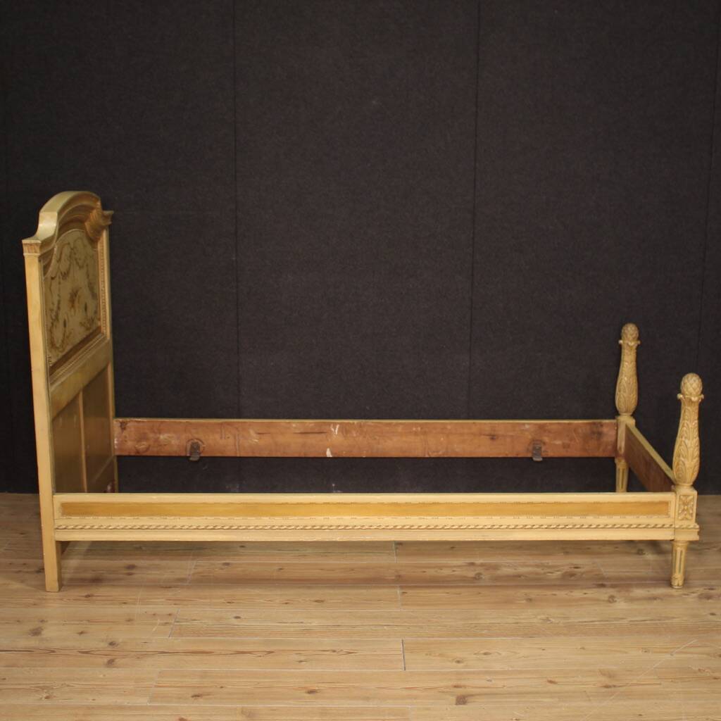 Paire de lits de style Louis XVI en bois laqué du XXe siècle