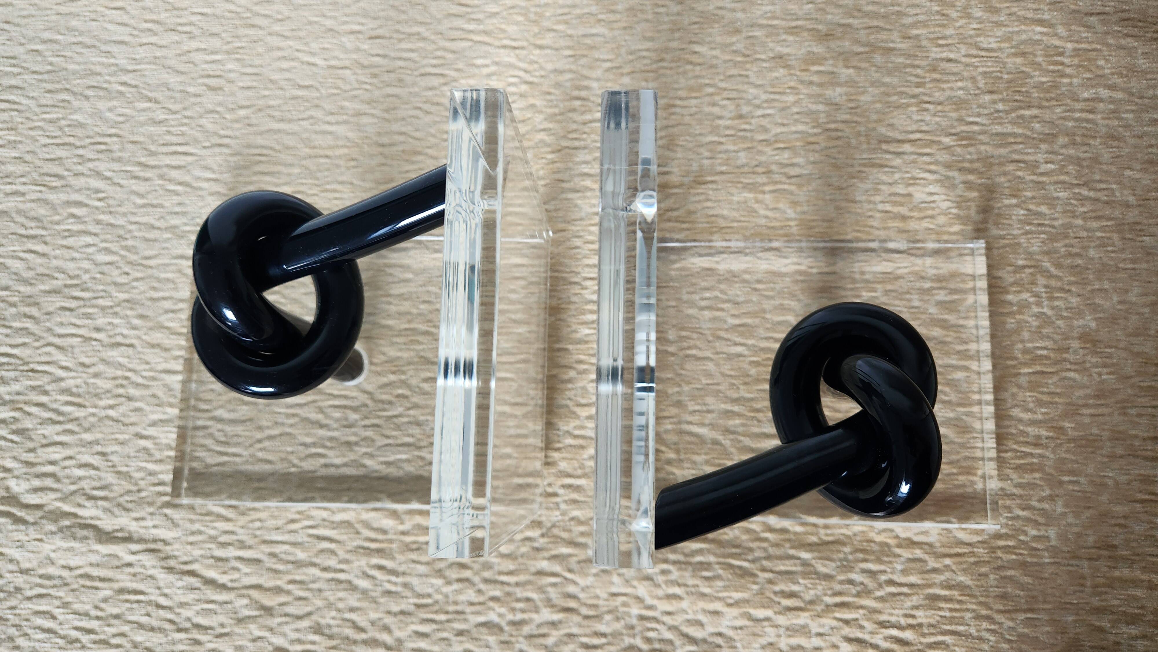 Bookends in plexiglass and knotted black tubes, 1980s design.