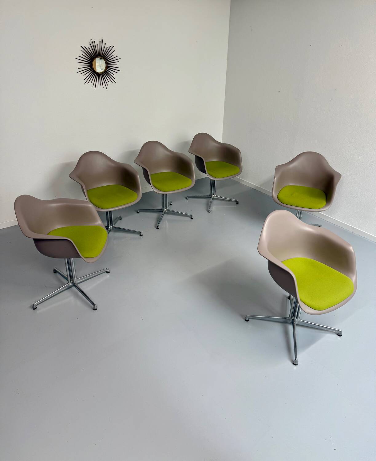 Lot of 6 plastic armchair chairs design Eames VITRA La fonda gray base