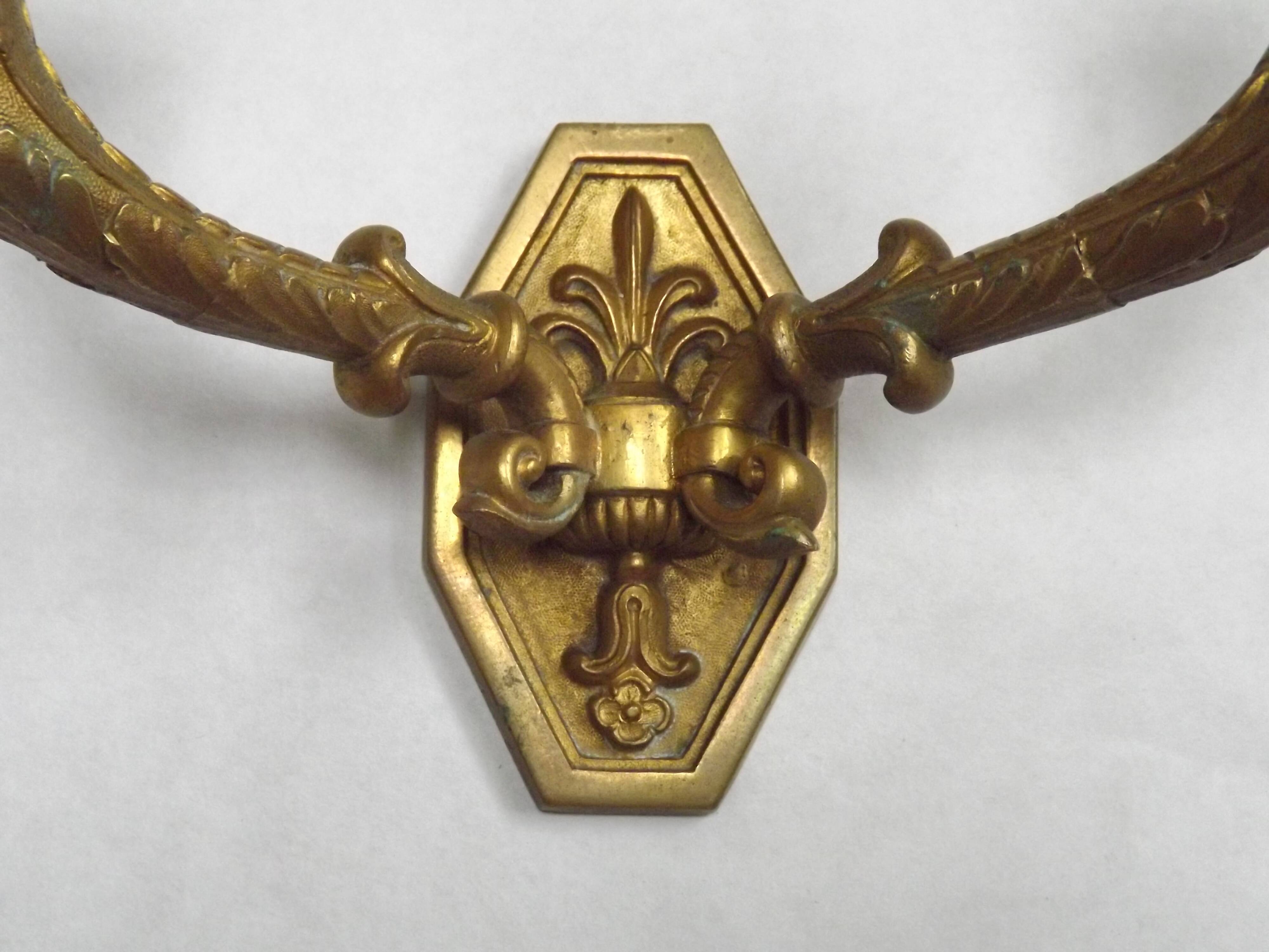 Applique murale en bronze Art Nouveau français à double bougie avec détail de fleur de lys.